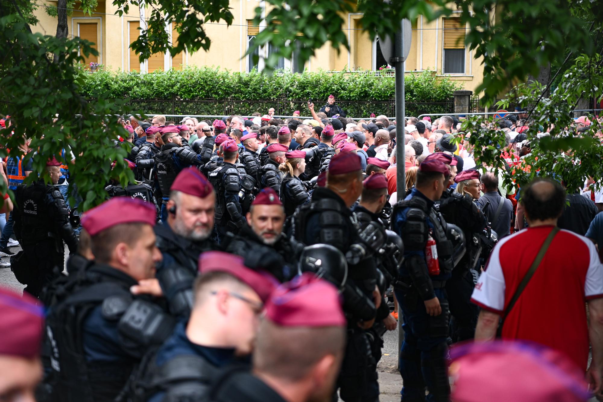 Ligue des champions : affrontements entre policiers et supporters près du Parc des Princes
