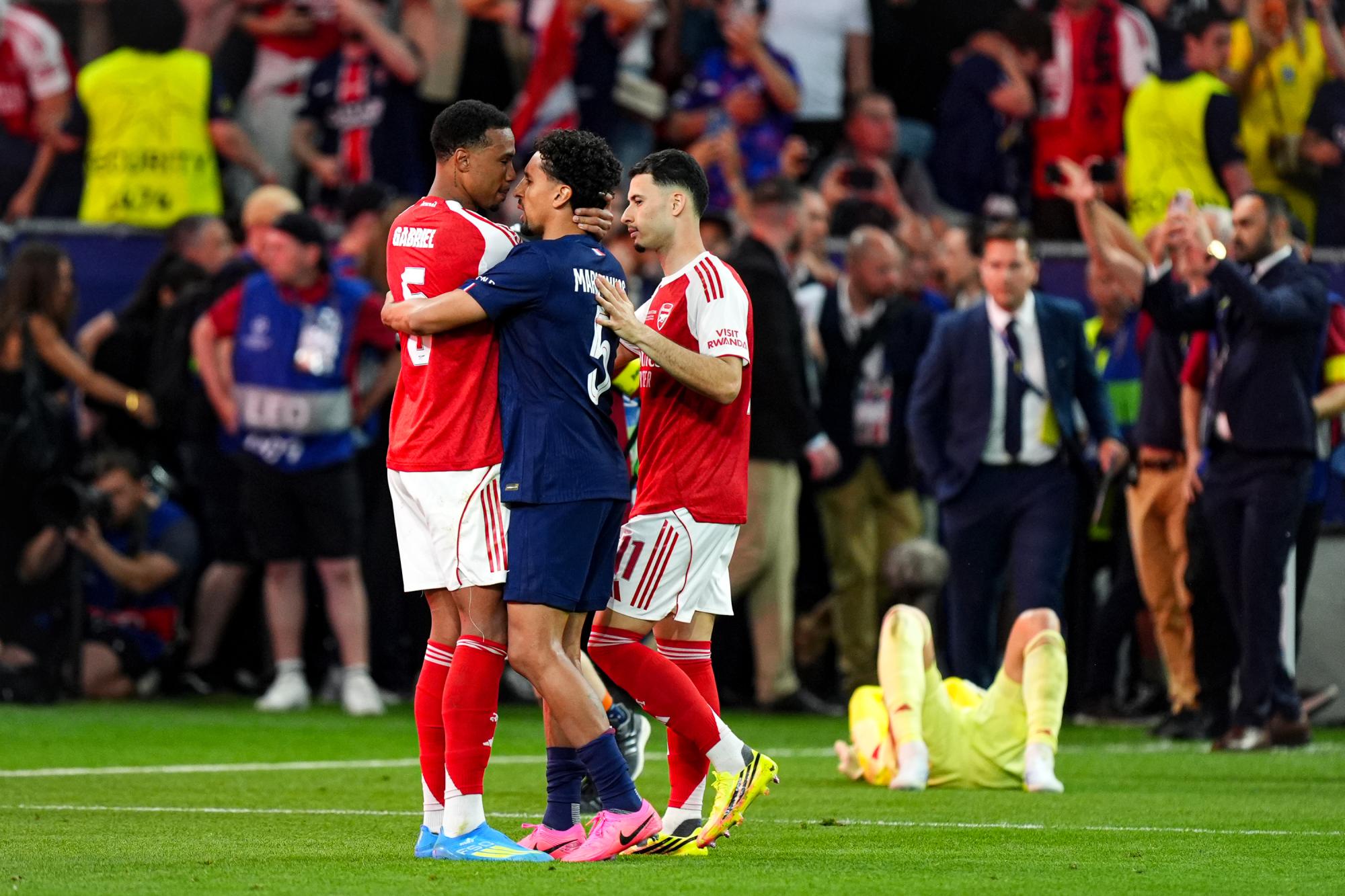 Ligue des champions : l'image que vous n'avez pas vue à la télé, Marquinhos réconfortant son compatriote Gabriel