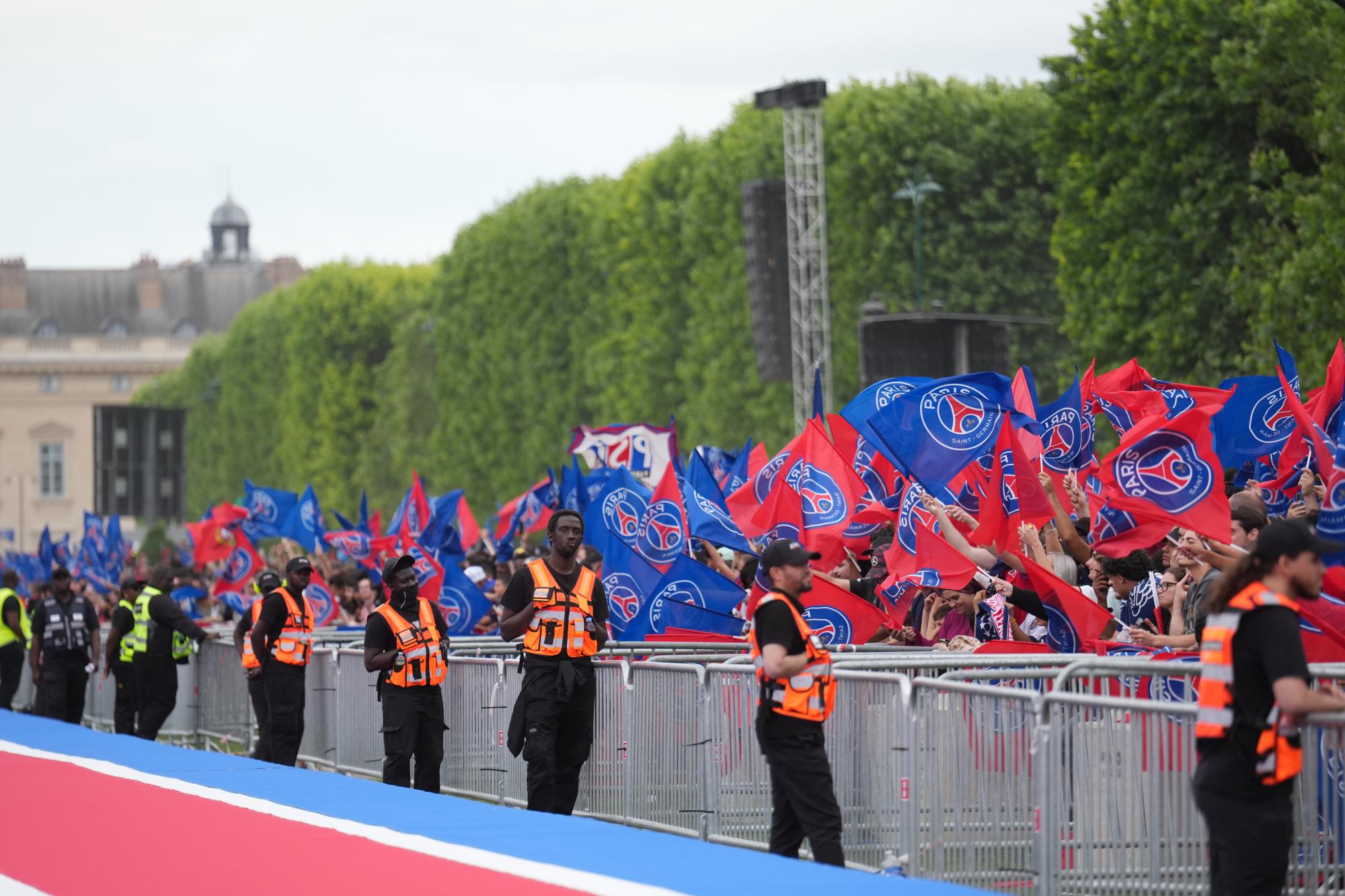 Ligue des champions : Des bousculades au Champ-de-Mars au moment de l'arrivée des joueurs parisiens