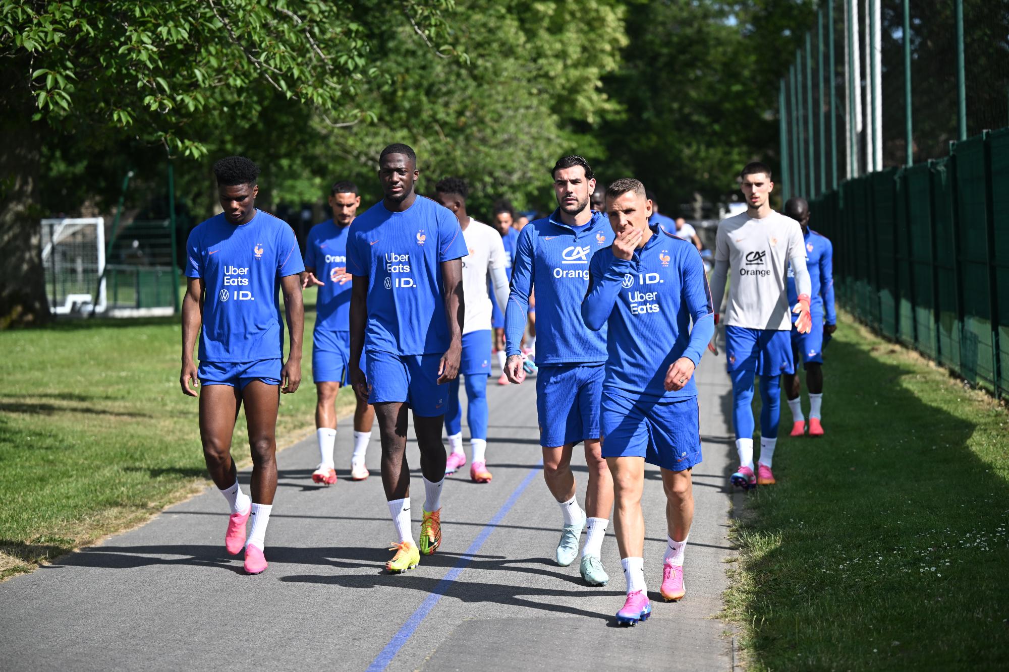 Mondial 2026 : Emmanuel Macron à rendu visite à l'équipe de France masculine et féminine à Clairefontaine