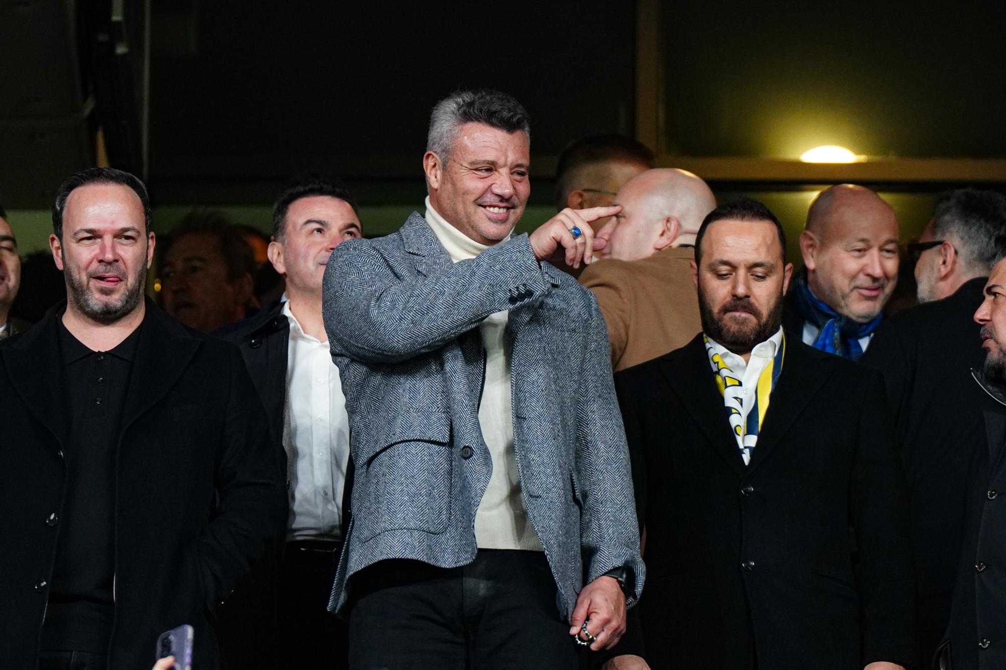 Le président de Fenerbahçe Sadettin Saran derrière les barreaux