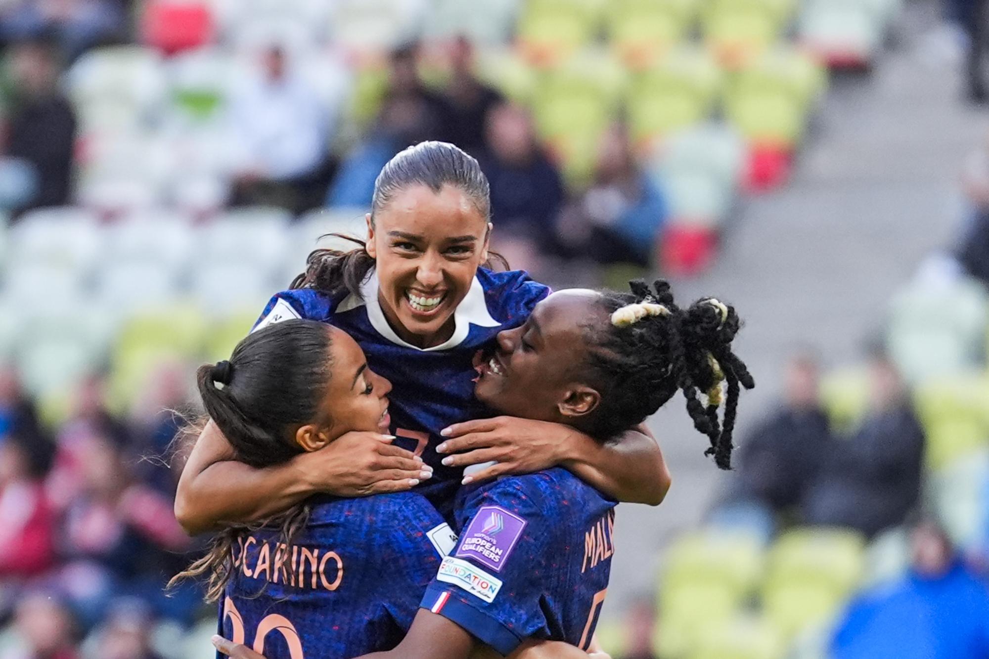 Equipe de France (F) : Corneille propose un featuring avec les Bleues