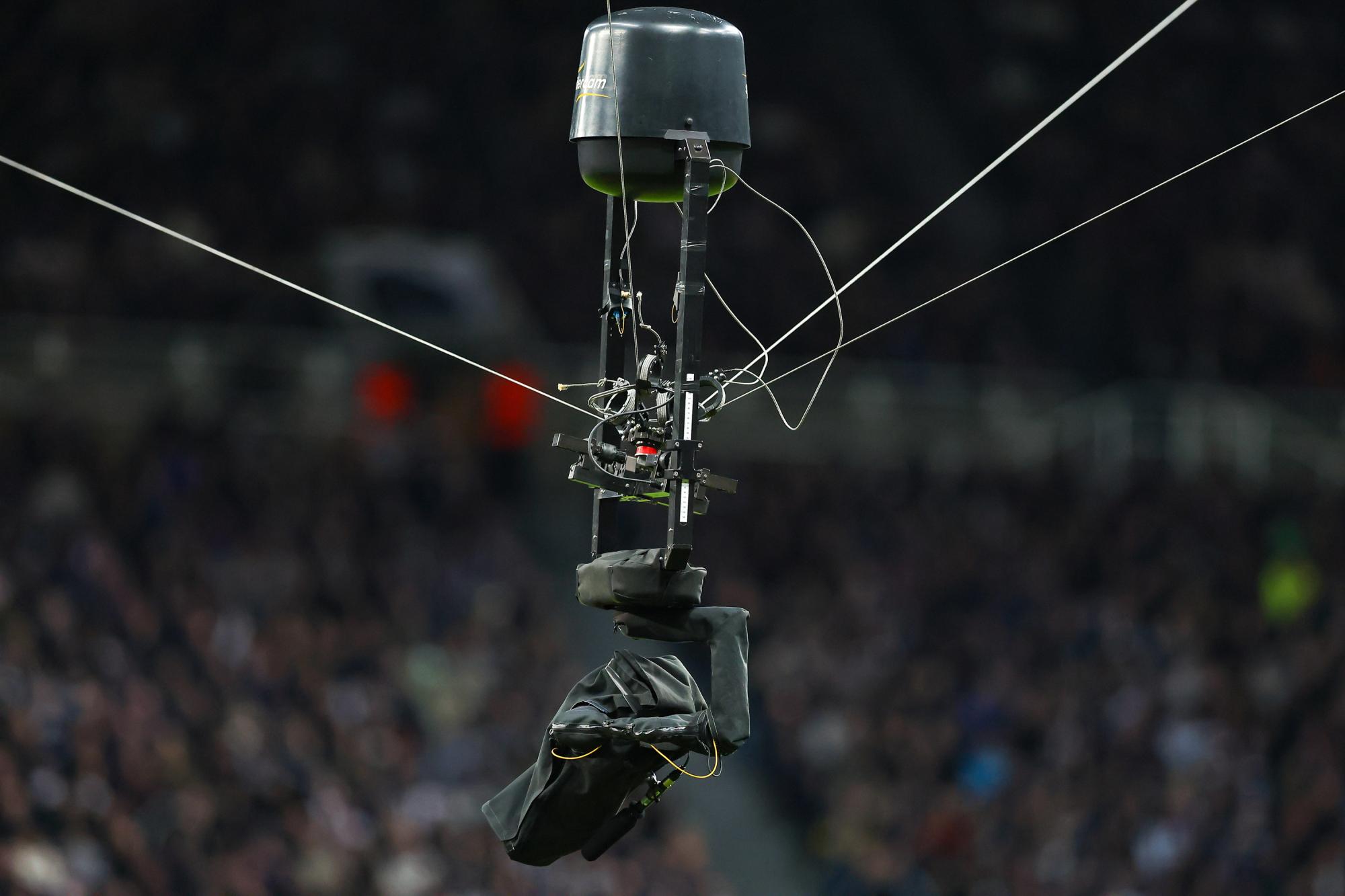 Une spidercam manque d'écraser un cameraman lors de Hongrie-Kazakhstan