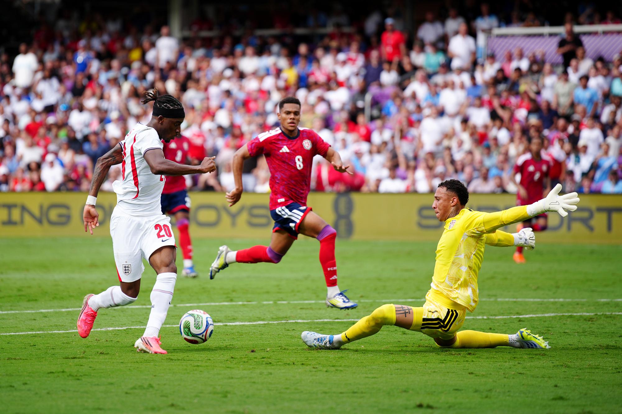Madueke rate l'immanquable, l'Angleterre déroule