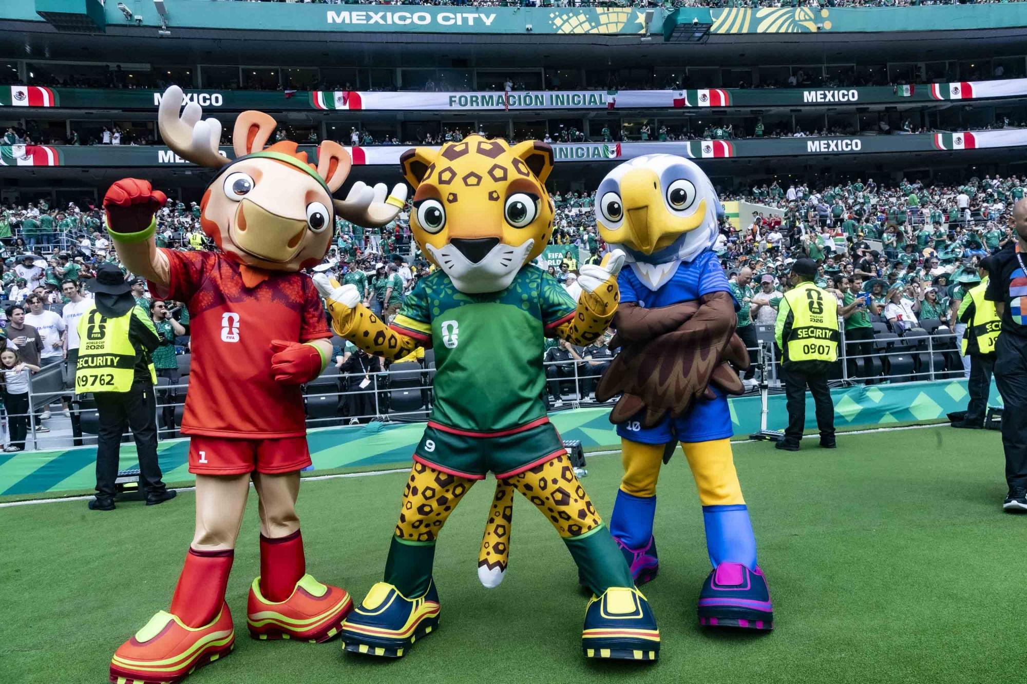 Pichichi se fait arrêter par deux policiers déguisés en mascottes de la Coupe du monde