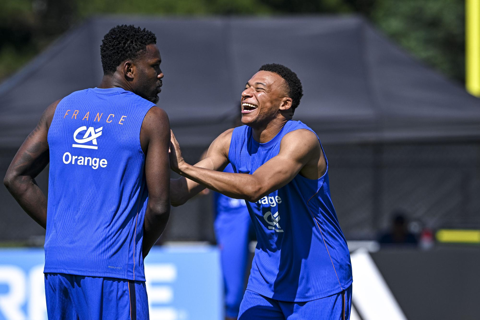 Mondial 2026 - Kylian Mbappé fait la revue d'effectif des Bleus et rend hommage à Deschamps
