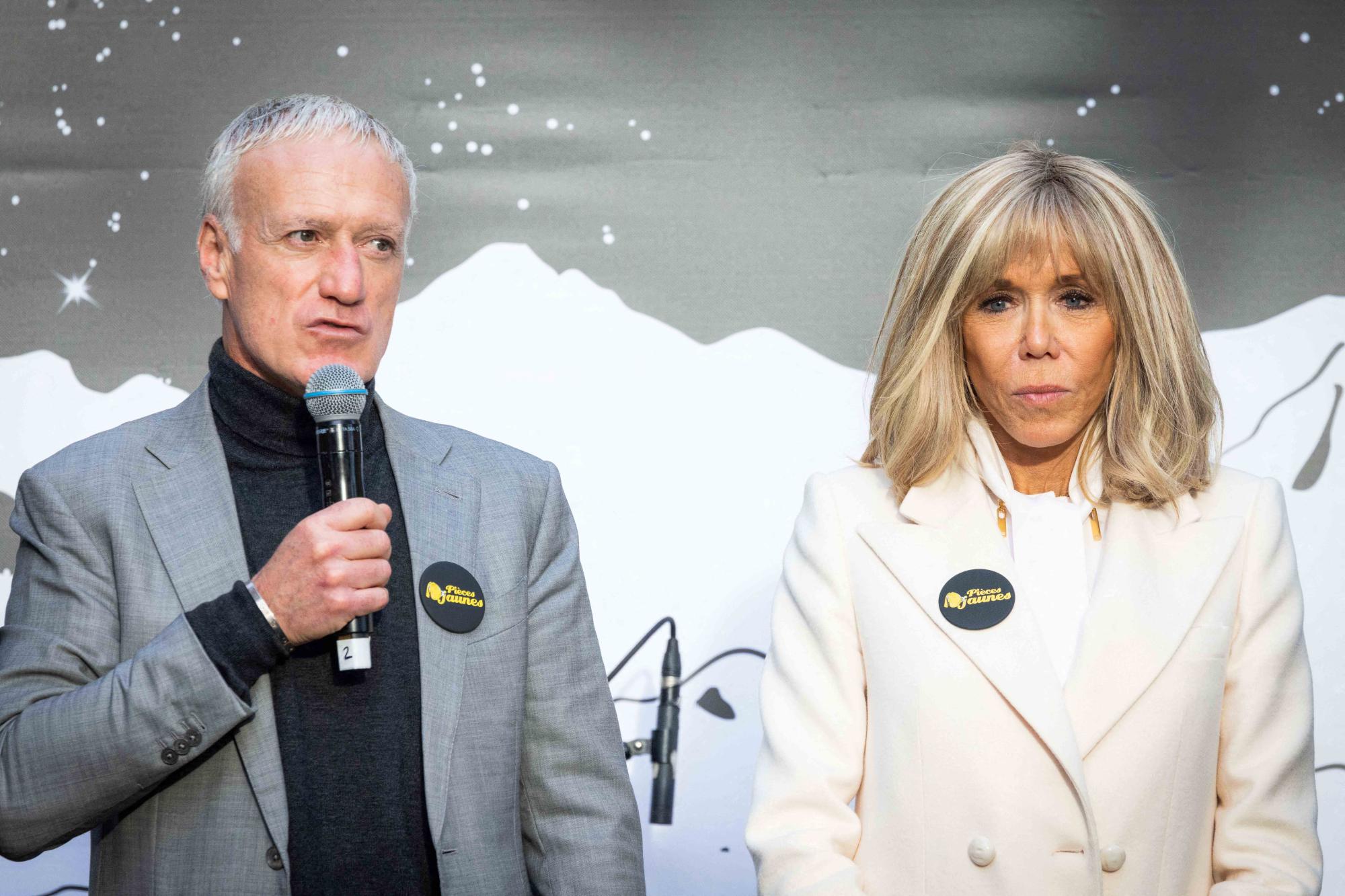 Le sélectionneur de l'équipe de France Didier Deschamps déstresse Brigitte Macron
