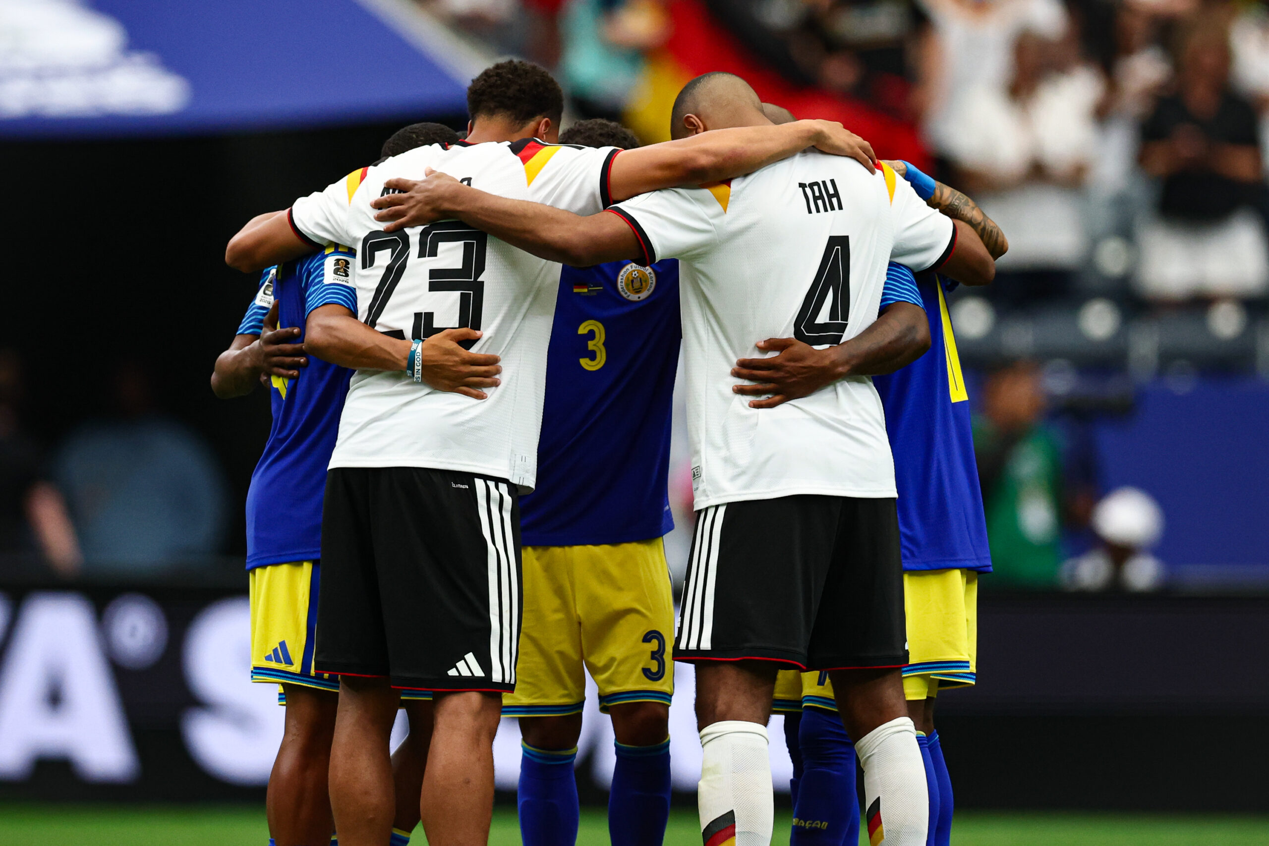 Une communion religieuse entre joueurs à la fin du match Allemagne-Curaçao