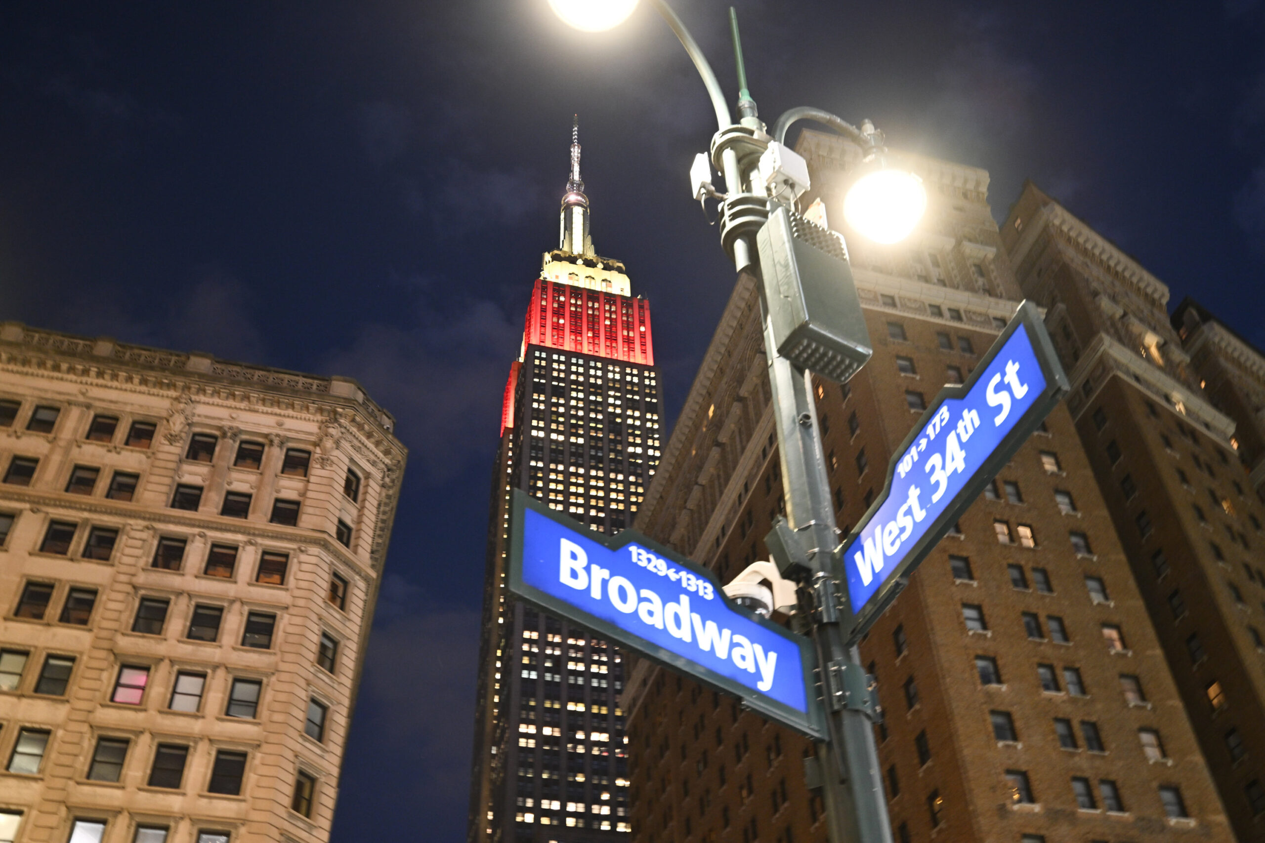 Après la victoire de l'équipe de France face au Sénégal, l'Empire State Building se pare en bleu blanc rouge