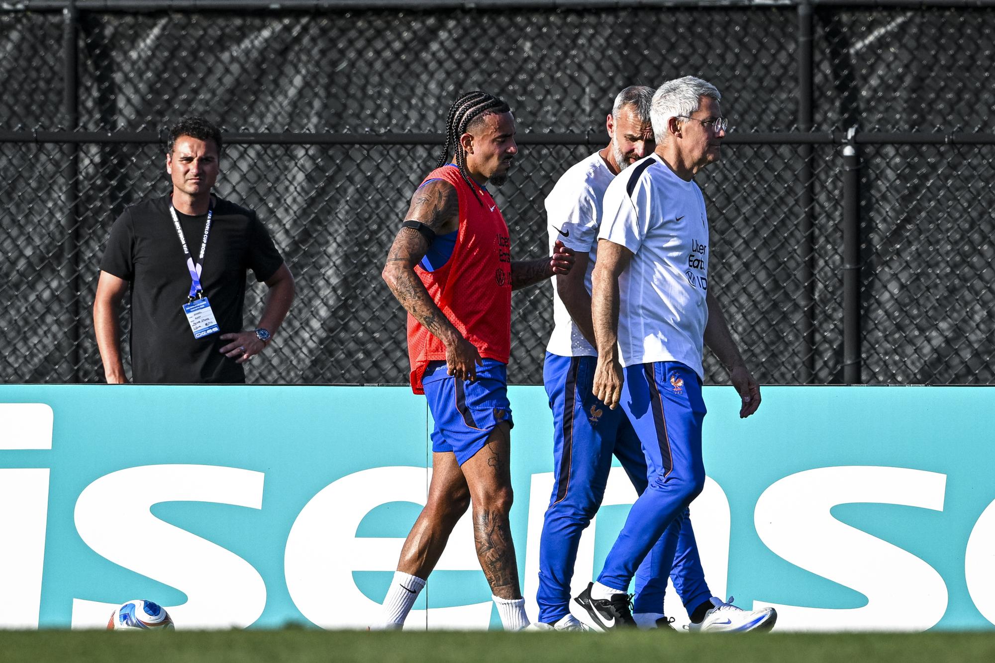 Mondial 2026 : Malo Gusto a quitté prématurément l'entraînement des Bleus de ce mercredi après un contact sur son pied droit