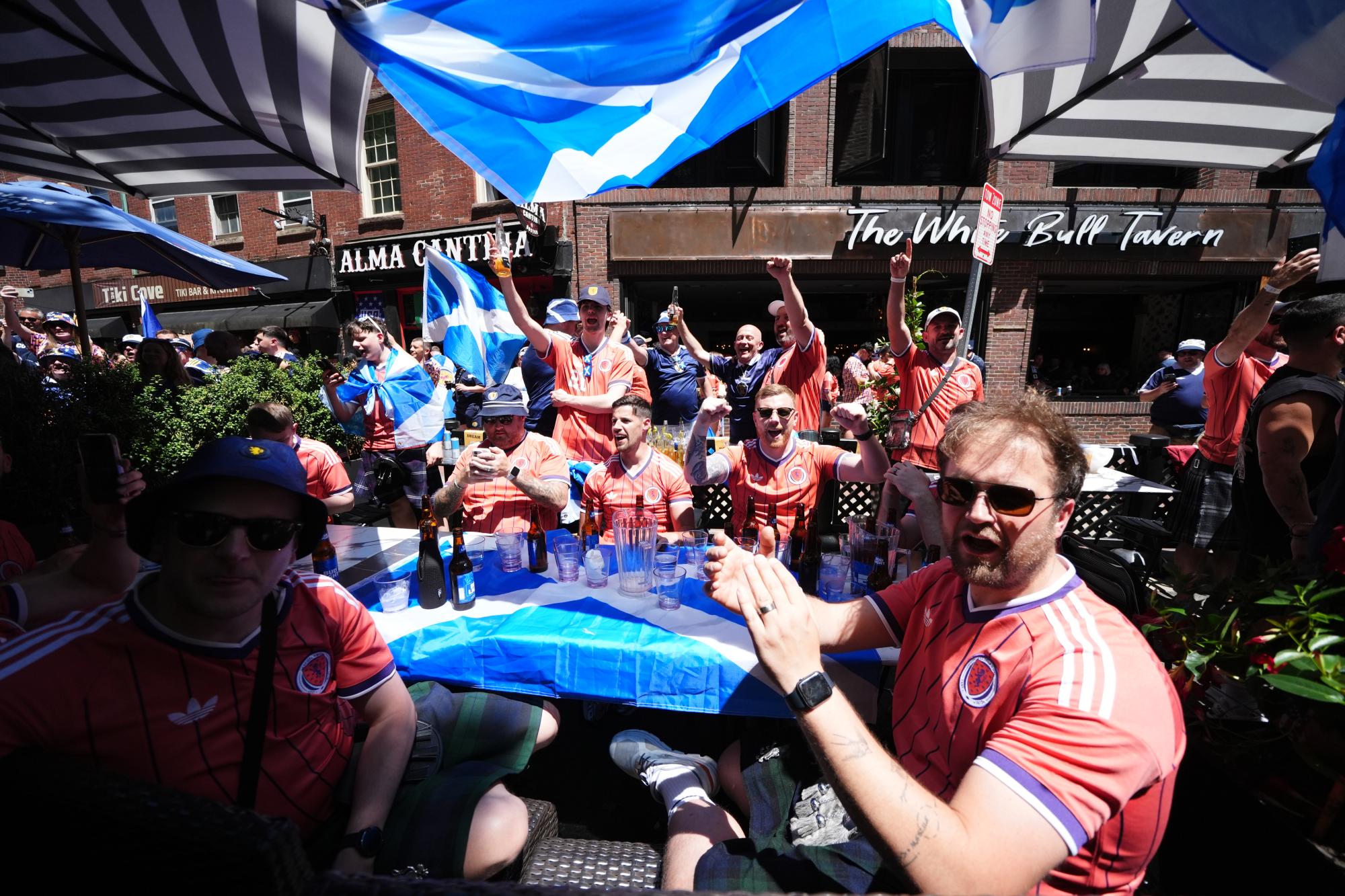Les Écossais vident les fûts de bière de Boston jusqu'à la dernière goutte