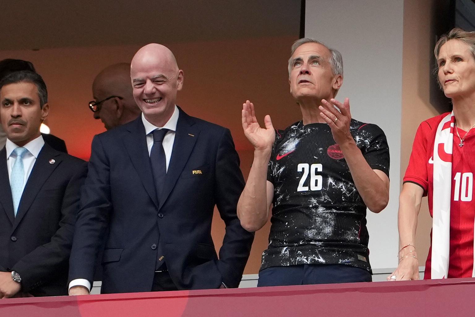 Coupe du monde 2026 : Le président de la FIFA Gianni Infantino et le premier ministre du Canada Mark Carney dédicacent un drapeau de la Russie