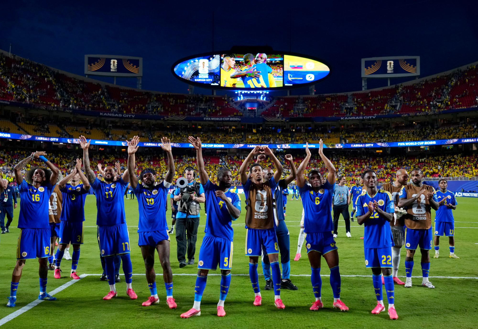 Le roi et la reine des Pays-Bas dans le vestiaire de Curaçao après leur match nul en Coupe du monde