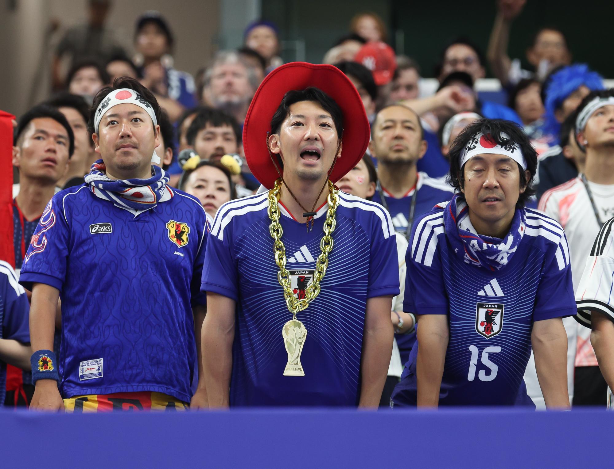 Pourquoi les supporters japonais préfèrent nettoyer leurs tribunes plutôt que leurs chiottes ?