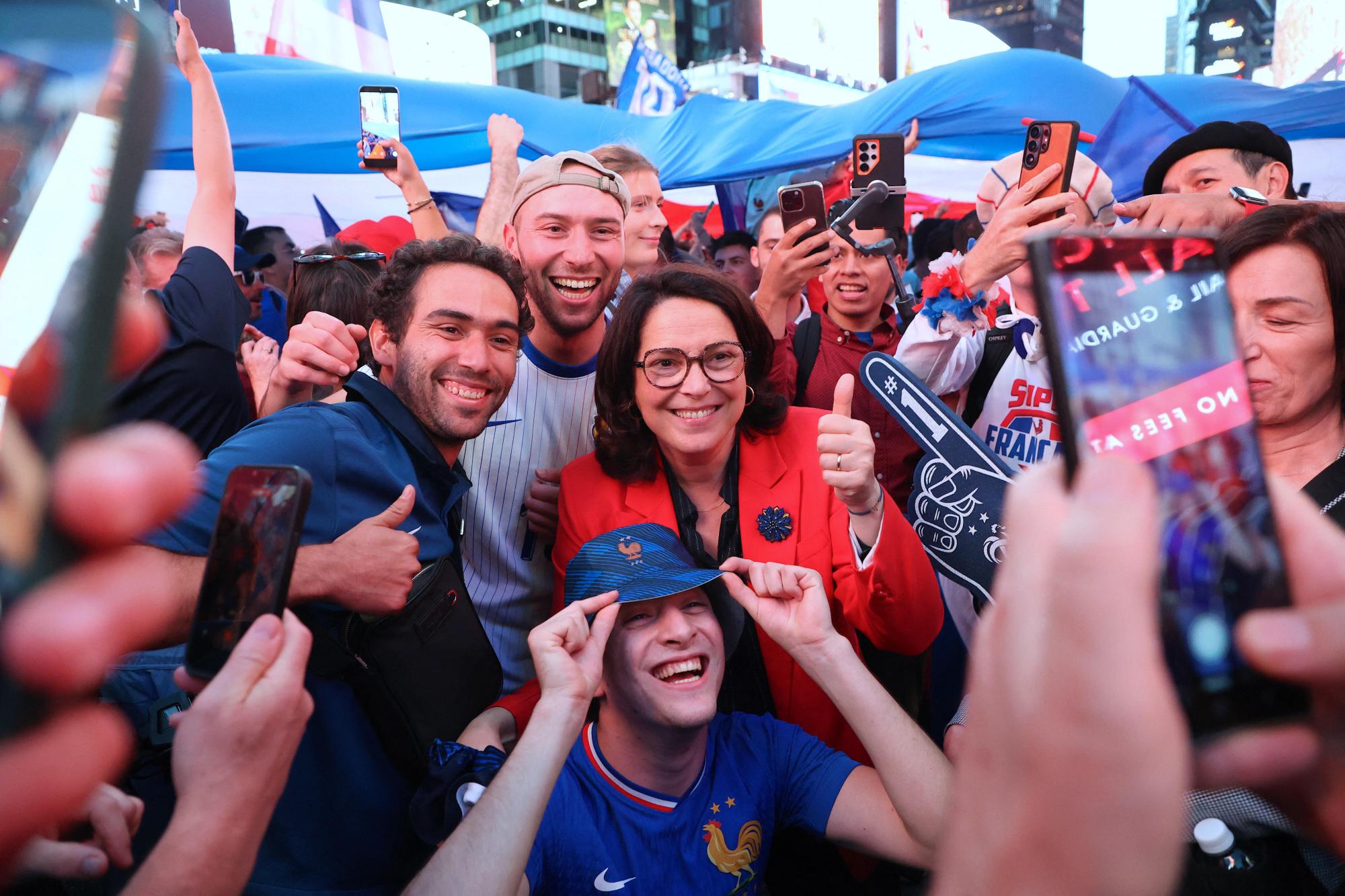 La ministre des Sports Marina Ferrari explique son offrande de pierres aux joueurs de l'équipe de France