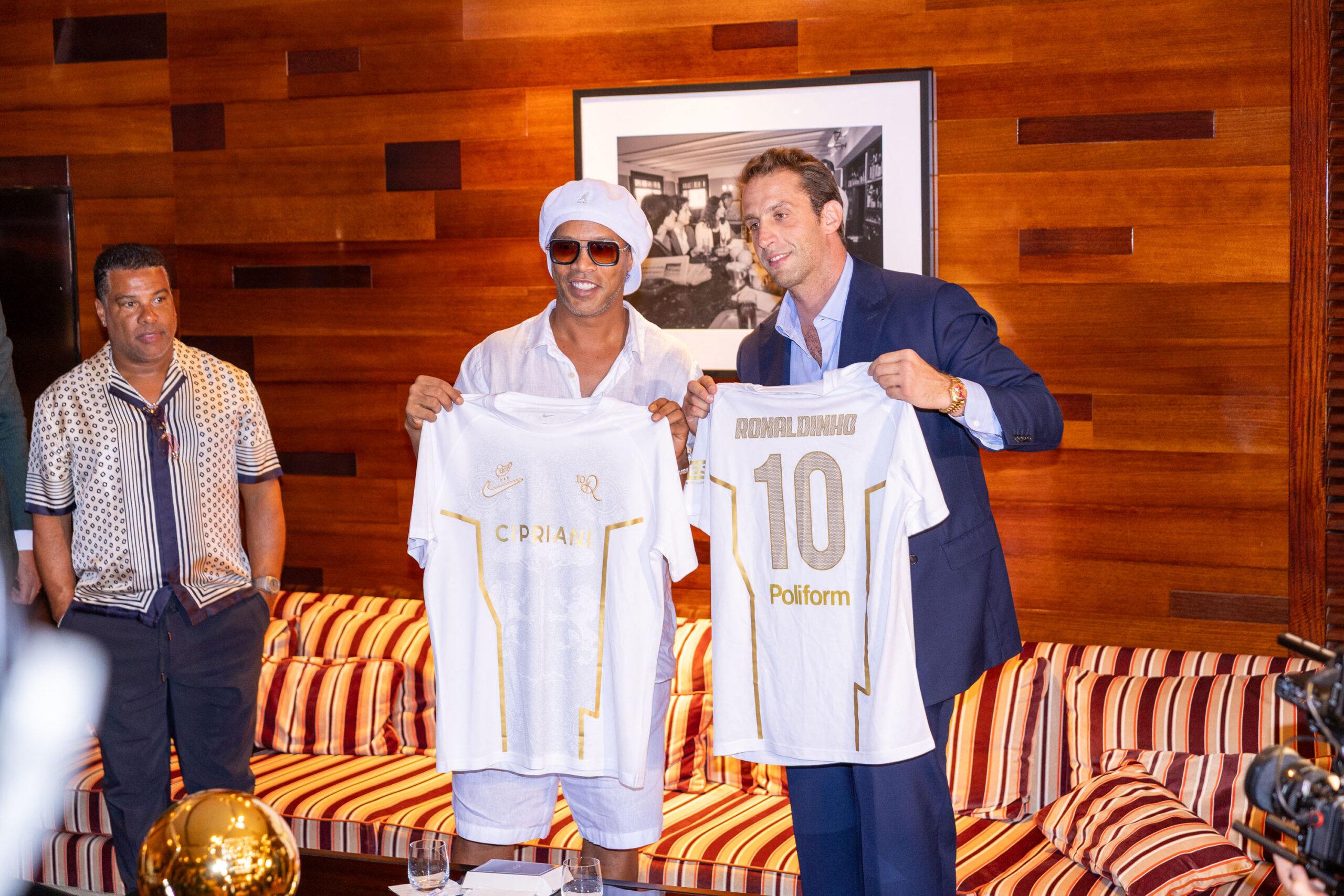 Ronaldinho sort de sa retraite pour signer à Ravenne, club italien de troisième division