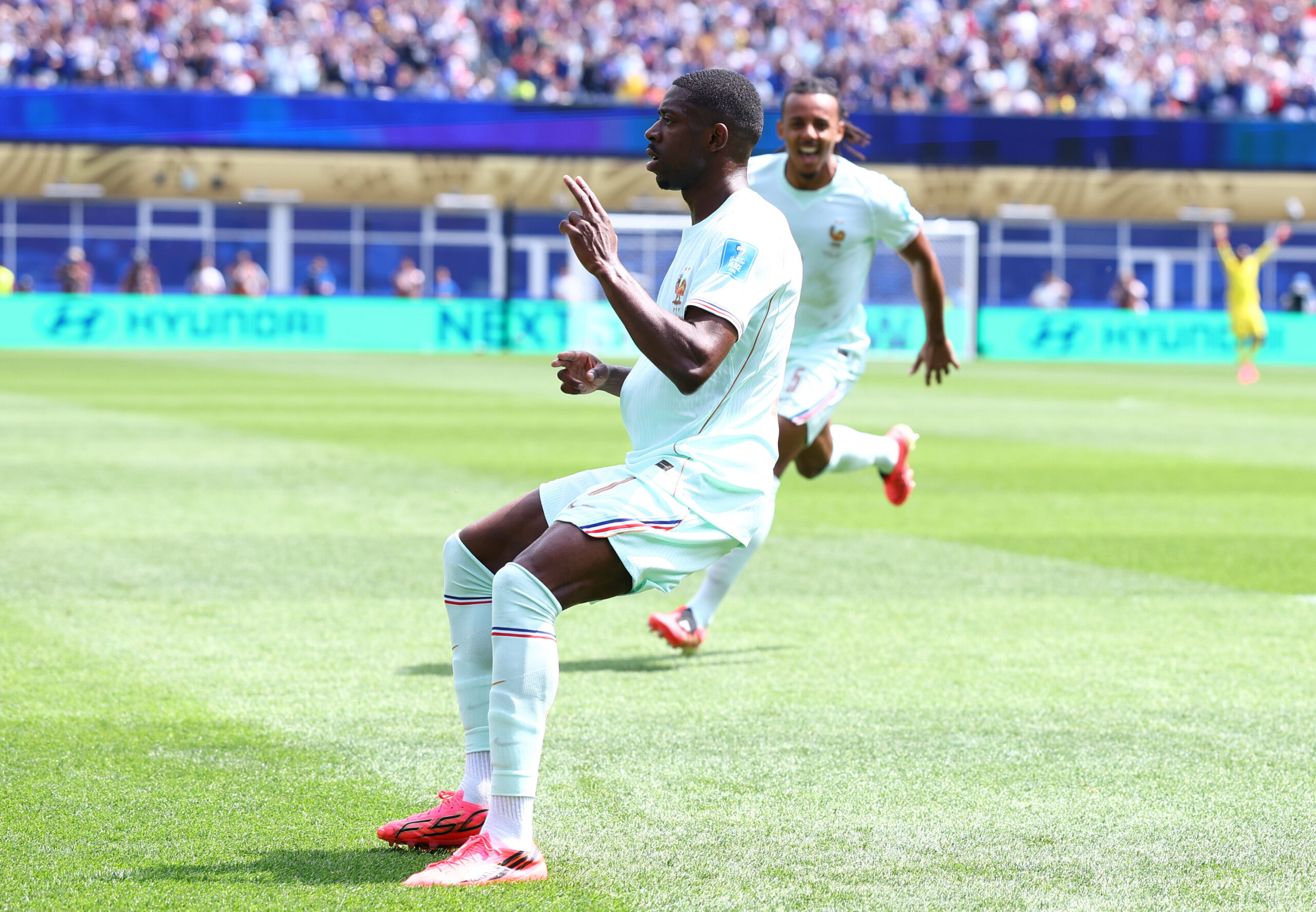 Auteur d'un triplé face à la Norvège, Ousmane Dembélé félicité par Khvicha Kvaratskhelia après avoir repris sa célébration