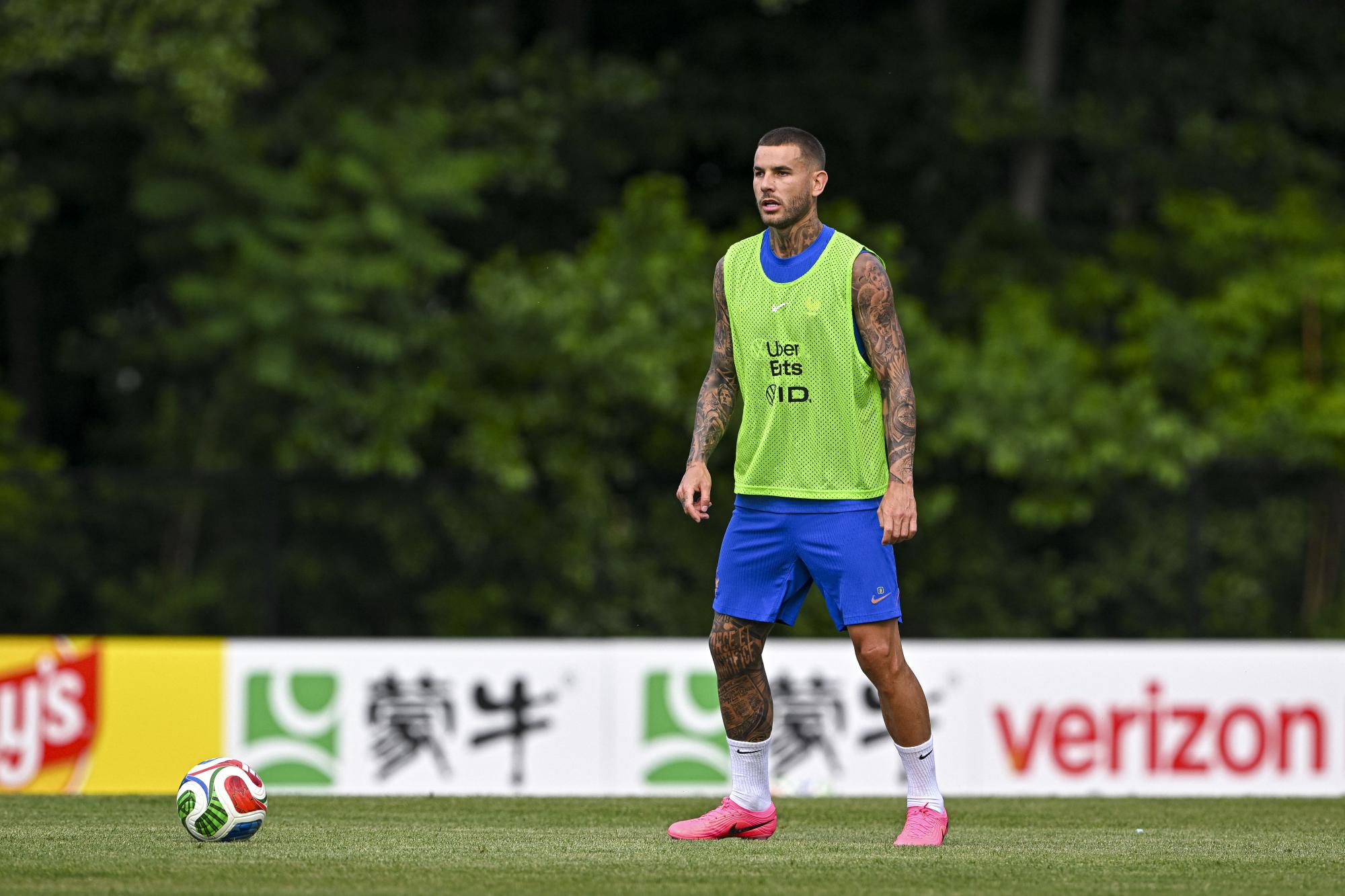 Et pourquoi pas Lucas Hernandez à gauche plutôt que Théo Hernandez ou Lucas Digne ?