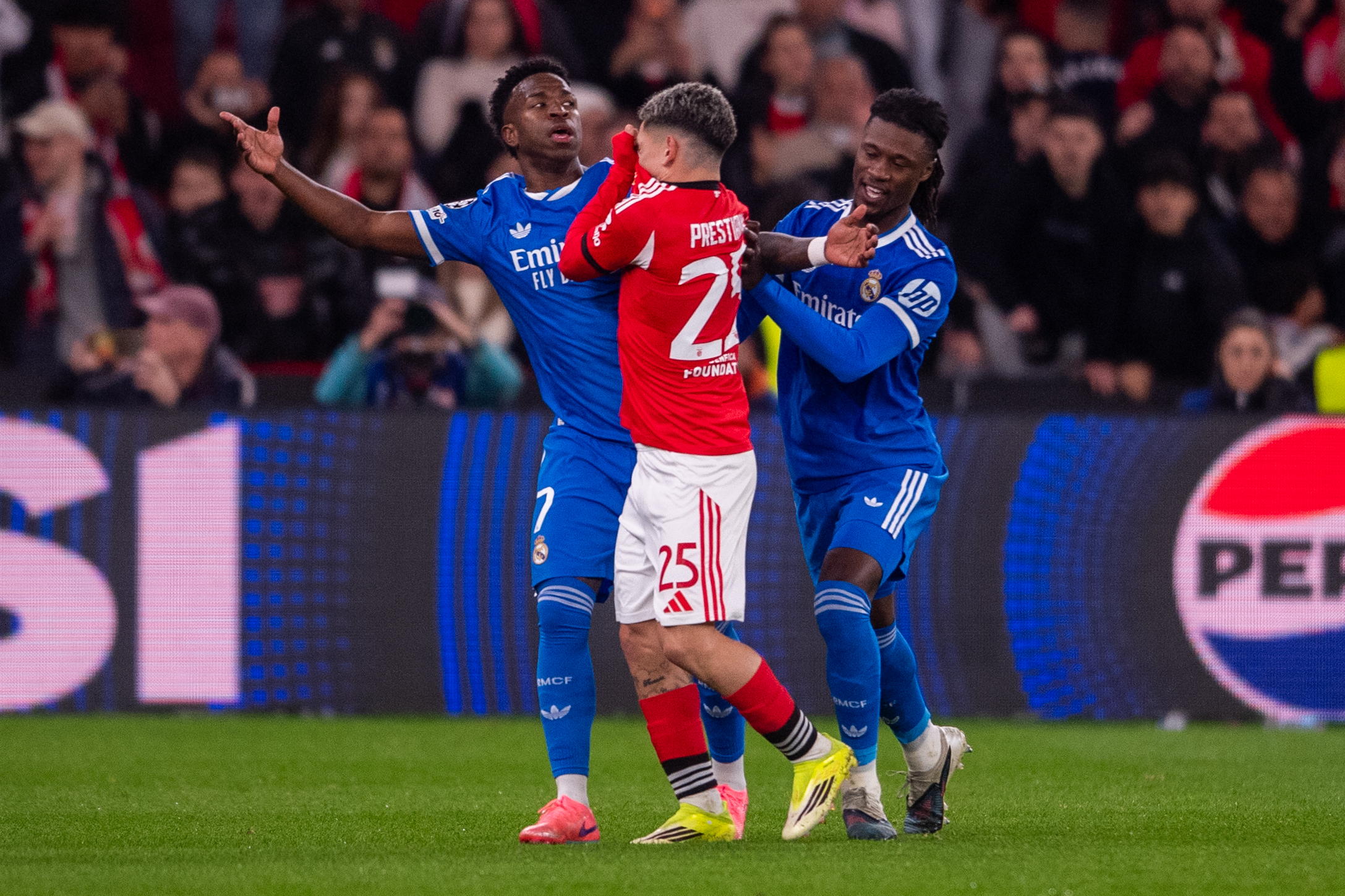 Après l'affaire Prestianni-Vinícius, l'UEFA ne compte pas sanctionner les joueurs qui se couvrent la bouche