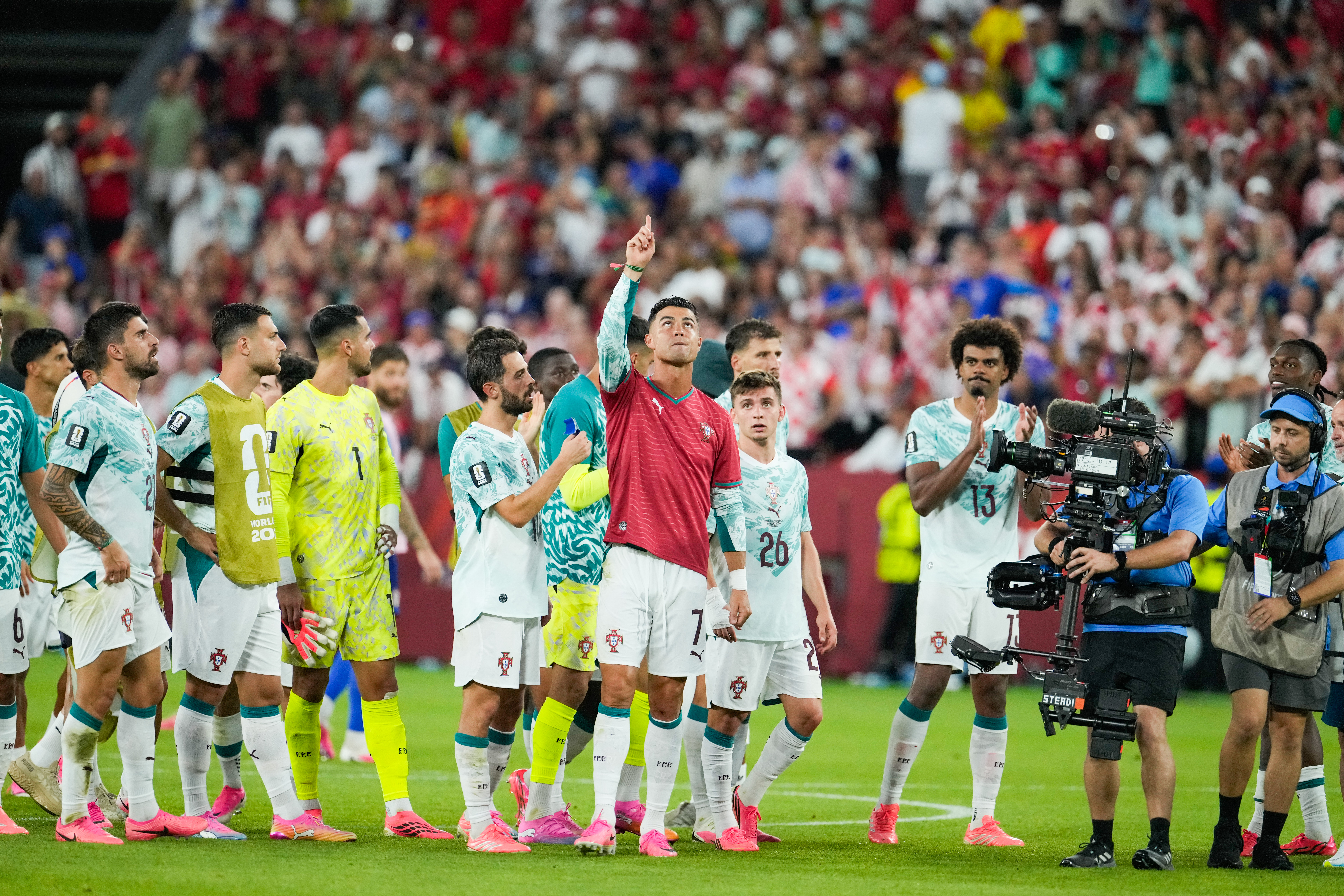 Cristiano Ronaldo, Bernardo Silva et les joueurs du Portugal rendent hommage à Diogo Jota après leur victoire contre la Croatie un an après son décès