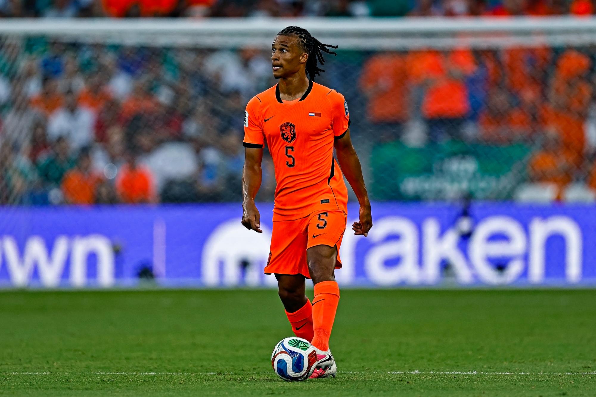 L'ancien défenseur de Manchester City Nathan Aké signe à Fenerbahçe