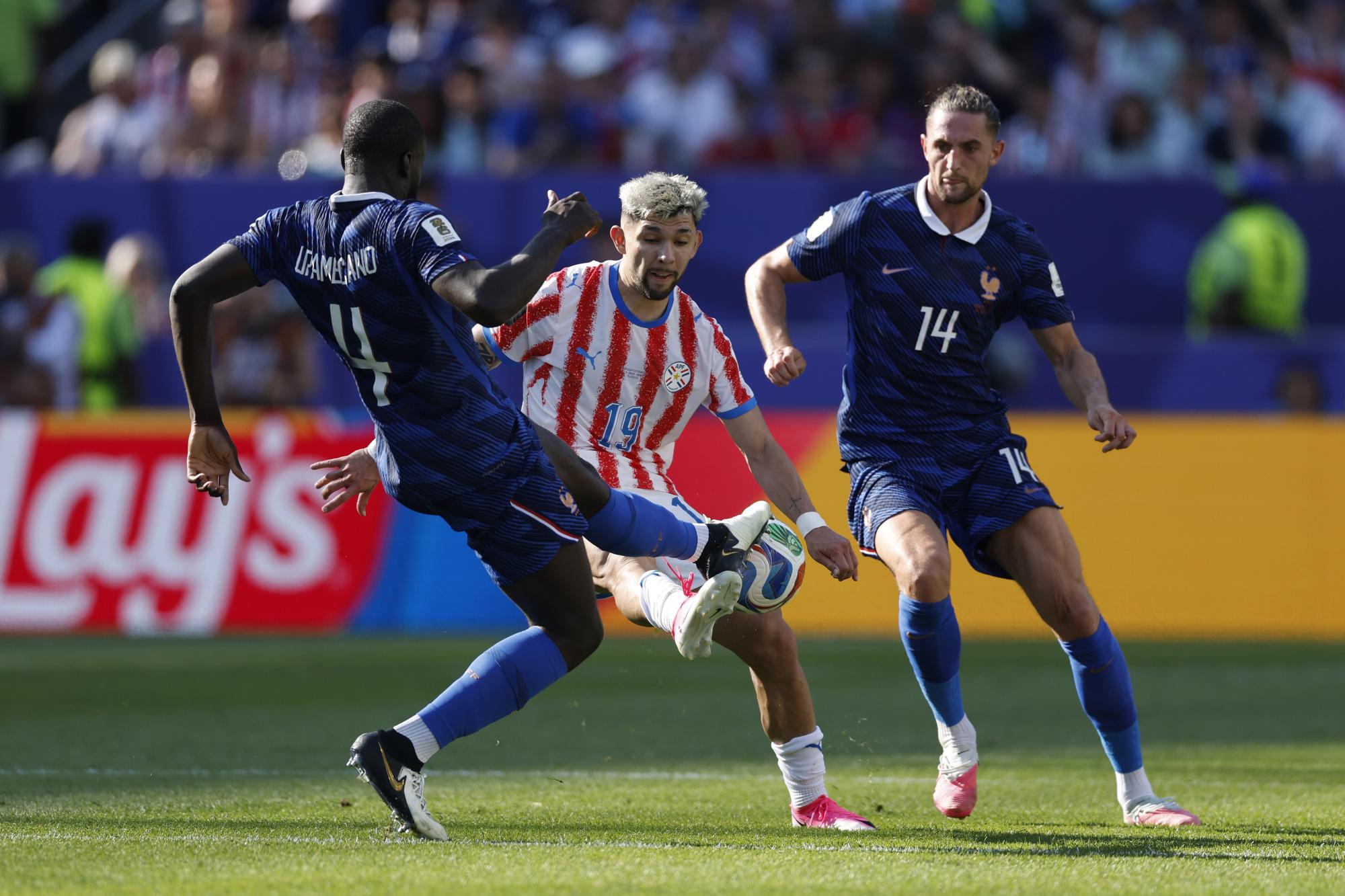Mondial 2026 : Aucun tir cadré, 14 passes réussies... Les stats faméliques à la mi-temps de Paraguay-France