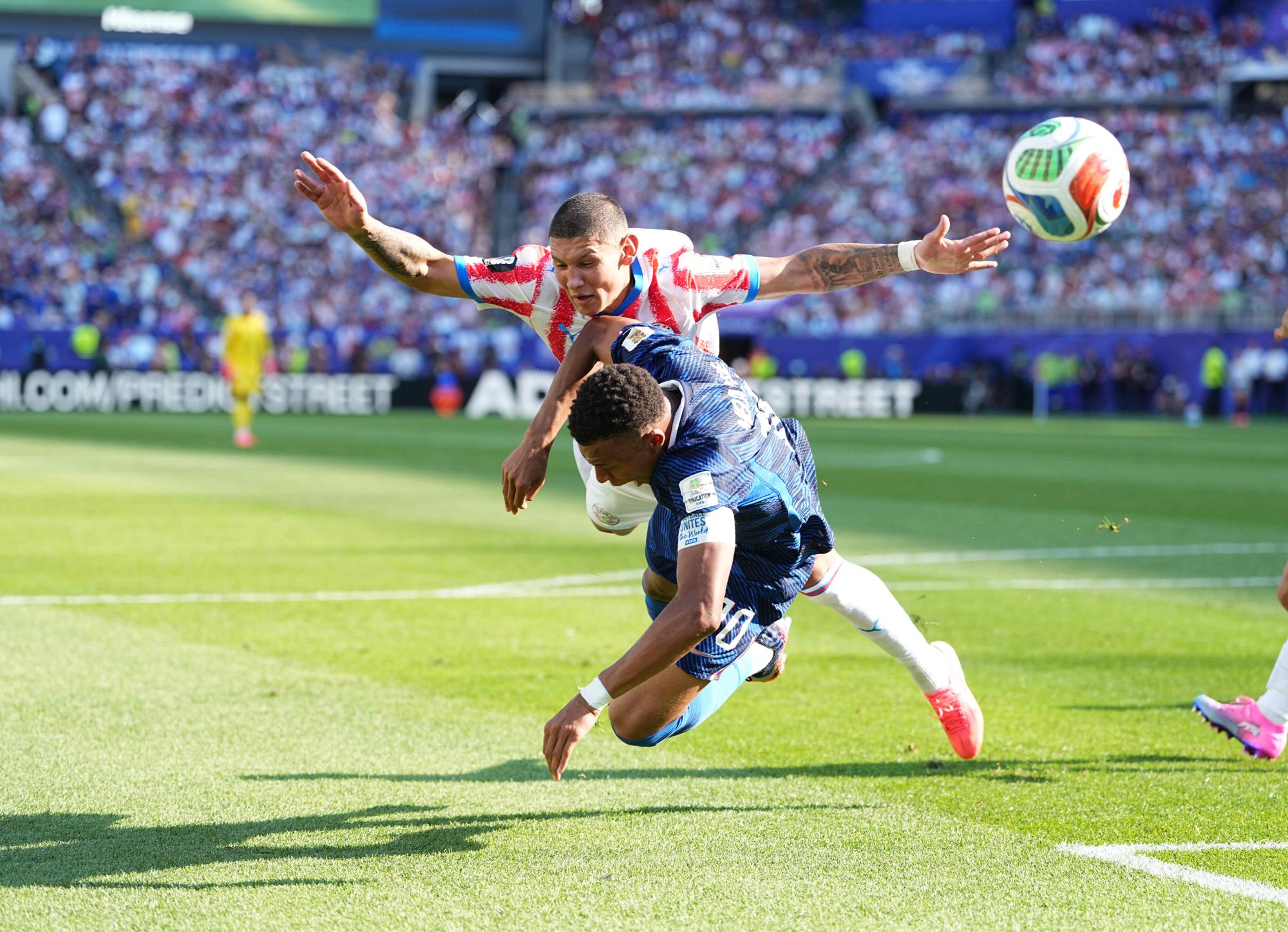 Mondial 2026 : «/Gênant à voir/», gloire du catenaccio et mauvais coups, ce que la presse étrangère a pensé de la rencontre entre le Paraguay et la France et de l'arbitrage d'Ilgiz Tantashev
