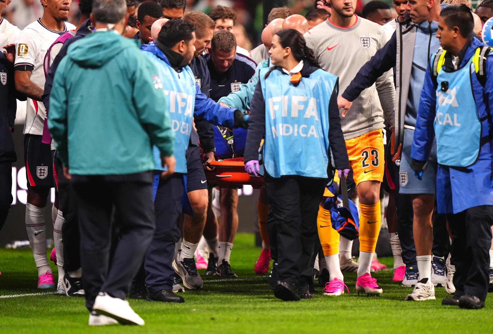 Mondial 2026 : Évacué sur civière après avoir chuté sur une barrière, l'étrange blessure de Jordan Henderson après Mexique-Angleterre