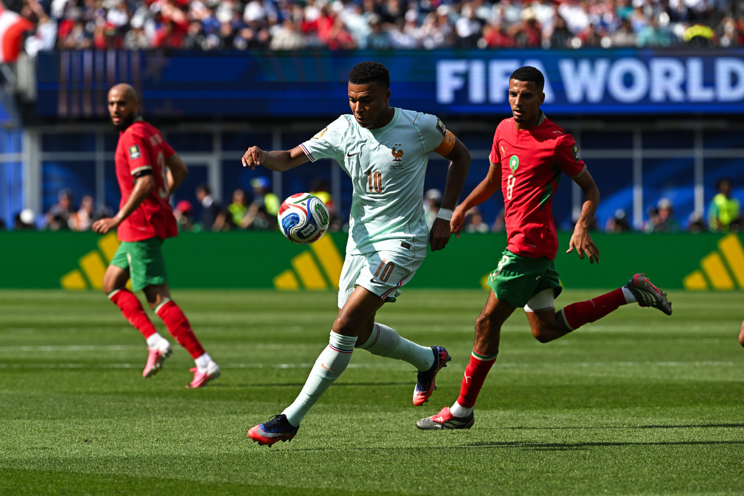 La France distance le Maroc en seulement six minutes