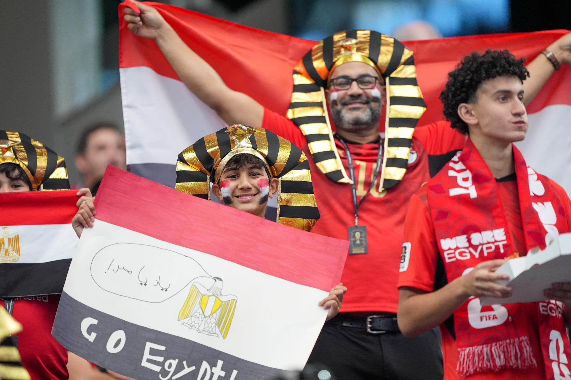 Huitièmes de finaliste de la Coupe du monde, les Égyptiens accueillis en héros à l'aéroport