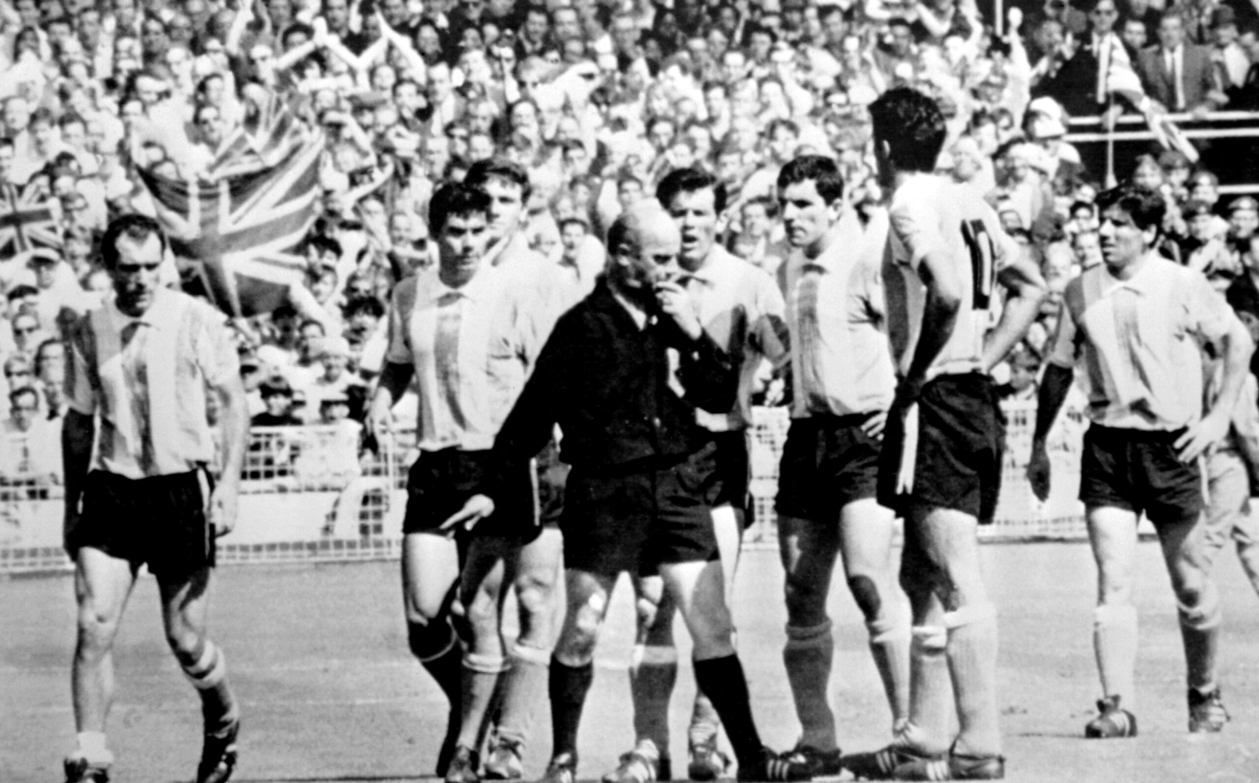 Antonio Rattín, ancien capitaine de l'Argentine dans les années 1960 et homme à l'origine des cartons jaune et rouge, est décédé
