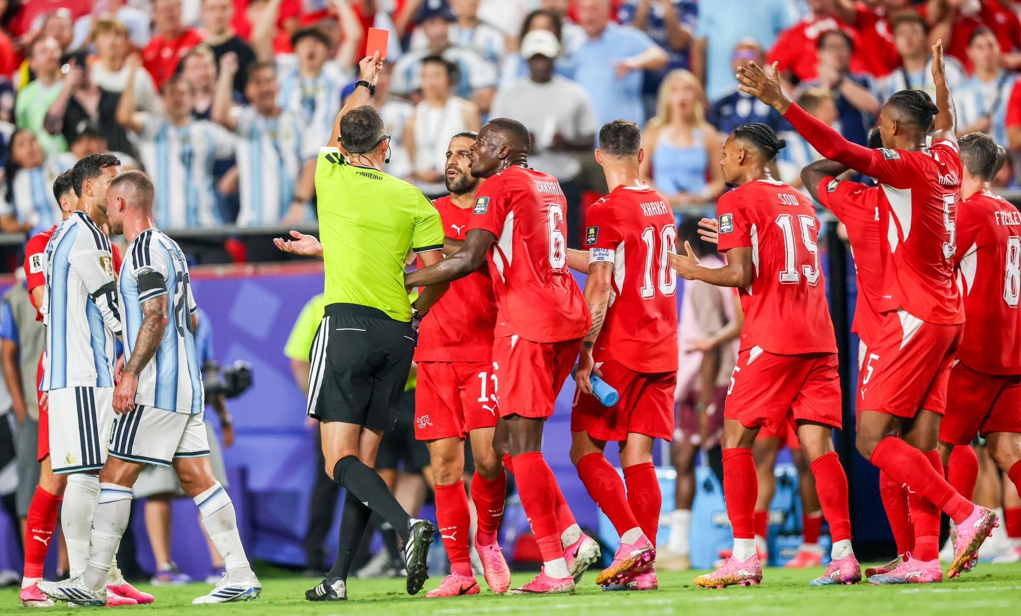 Mondial 2026 : Après l'expulsion de Breel Embolo face à l'Argentine, les Suisses se montrent véhéments contre l'arbitrage