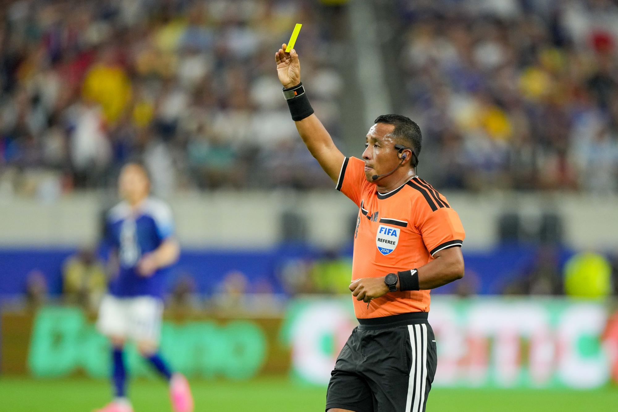 Ivan Barton : Un arbitre salvadorien au sifflet de France-Espagne
