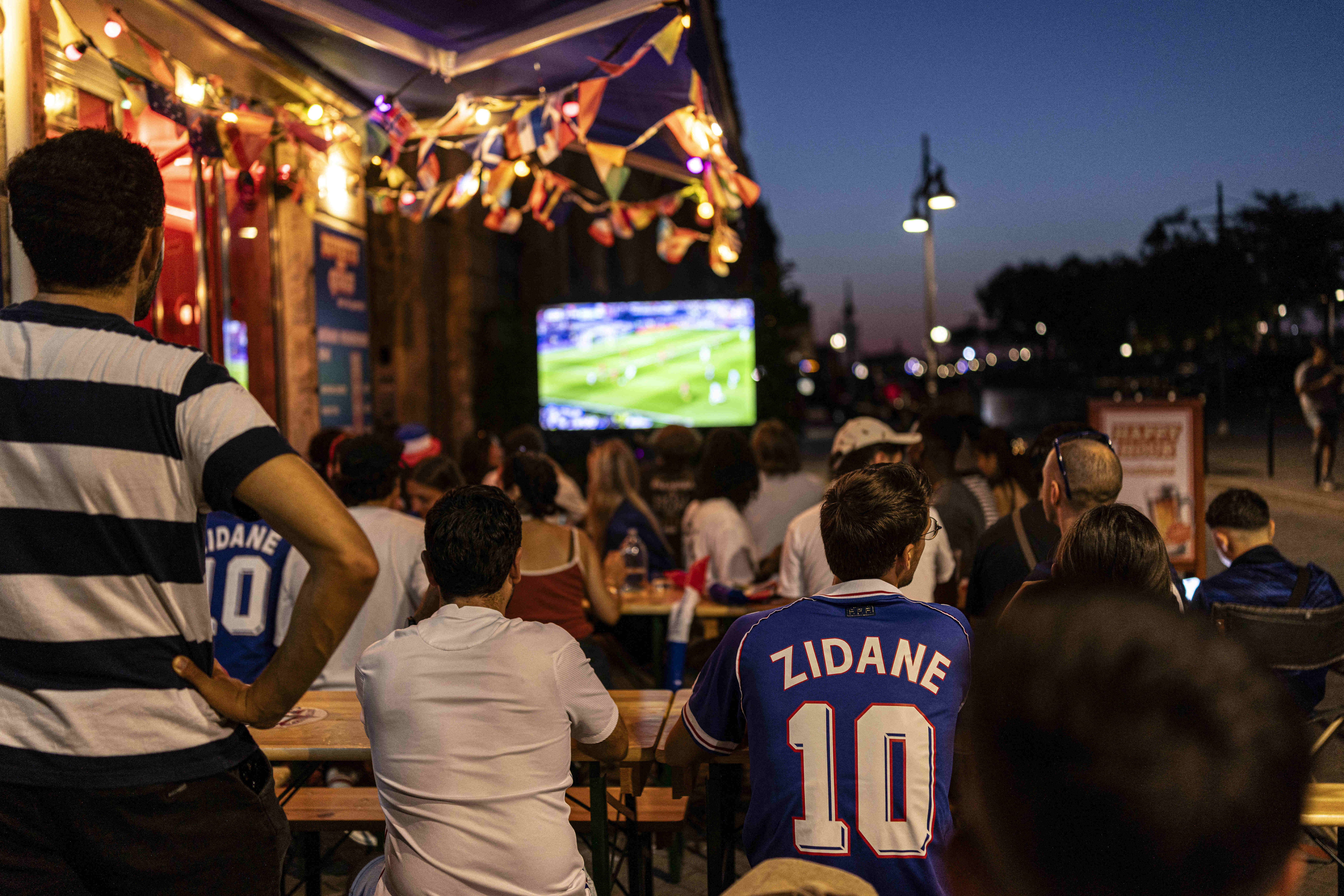 Retransmissions des matchs de football dans les bars ou à la télé avant la demi-finale France-Espagne : d'où viennent ces secondes de décalage entre deux télés ?