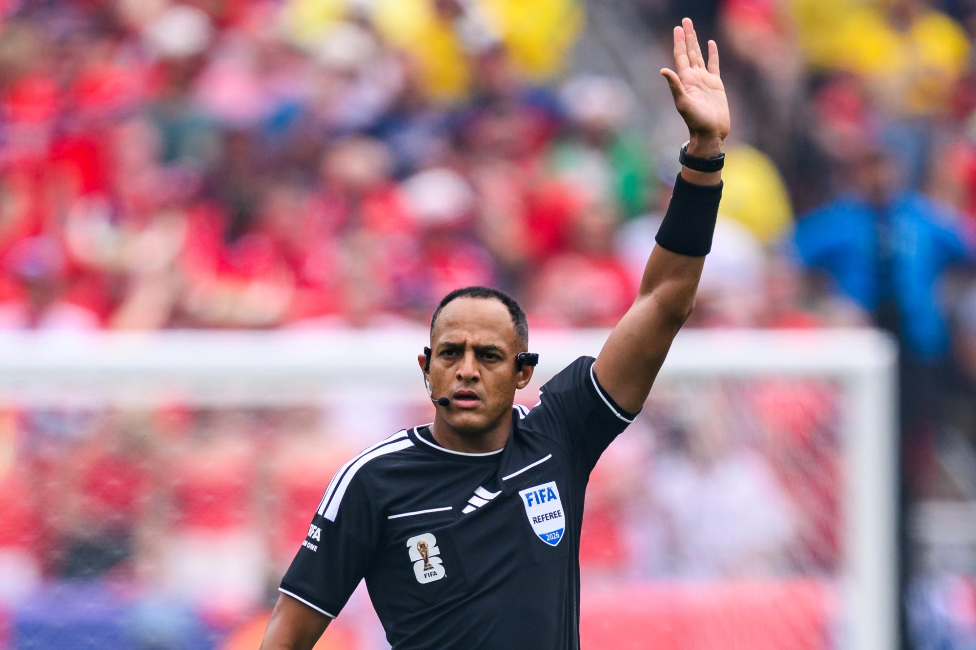 Mondial 2026 : L'arbitre américain d'origine marocaine Ismaïl El Fath dirigera la demi-finale entre l'Angleterre et l'Argentine