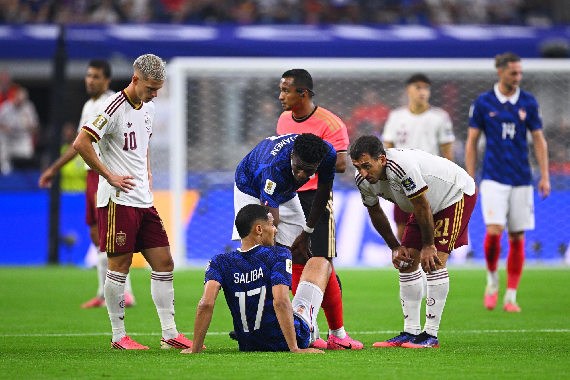 France-Espagne : blessé au dos, William Saliba est sorti à la demi-heure de jeu