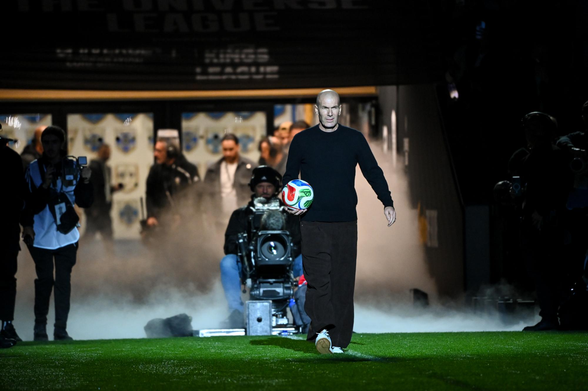 Équipe de France : La Fédération française de football pourrait demander une dérogation au ministère des Sports pour le contrat de Zinédine Zidane afin de lui offrir plus de 450 000 euros bruts annuels