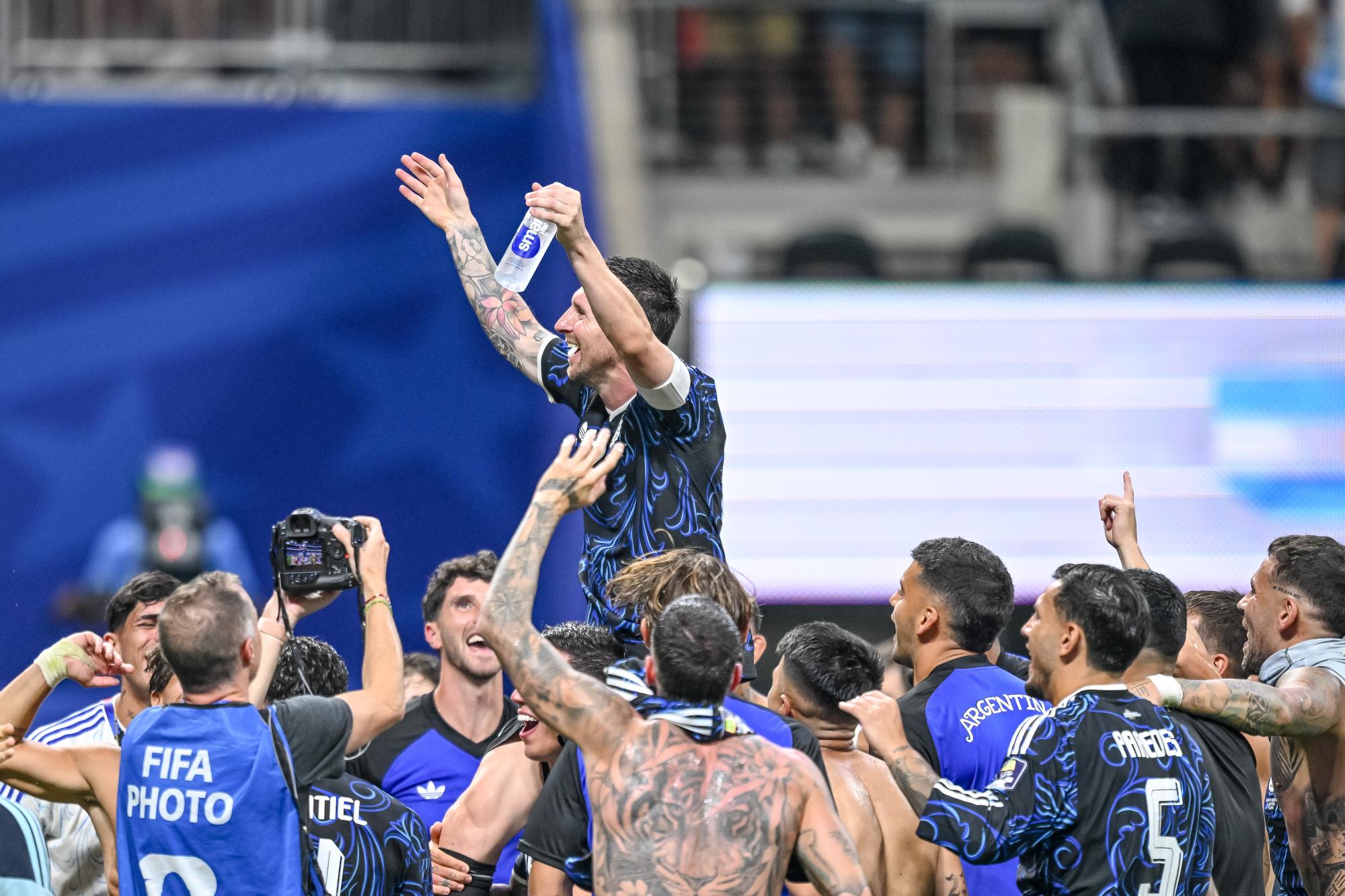 Mondial 2026 : «/Les Malouines sont argentines/», la banderole brandie par les joueurs argentins qui risque de faire polémique après la victoire face à l'Angleterre