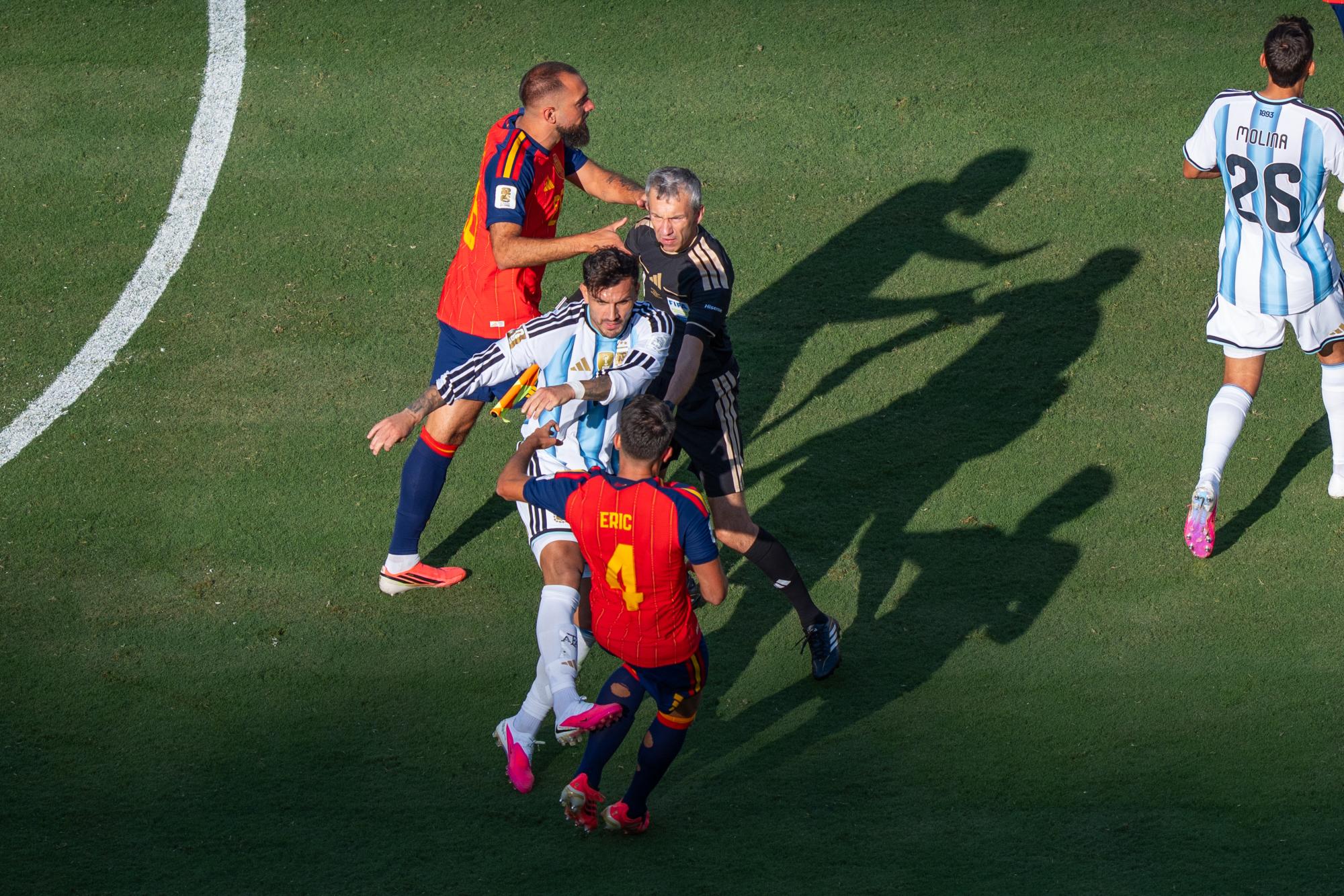 Leandro Paredes exclu pour avoir essayé d'étrangler un Espagnol