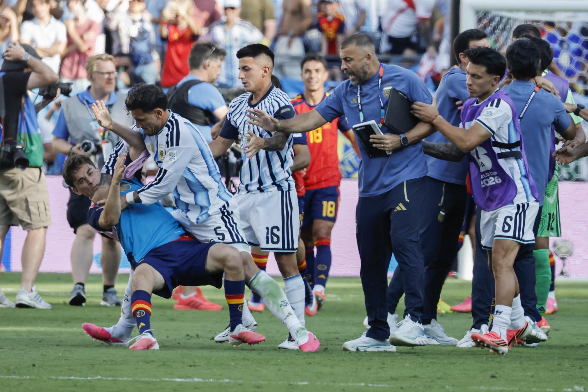 Coupe du monde 2026 : la FIFA ouvre une enquête contre l'Argentine après les incidents face à l'Espagne
