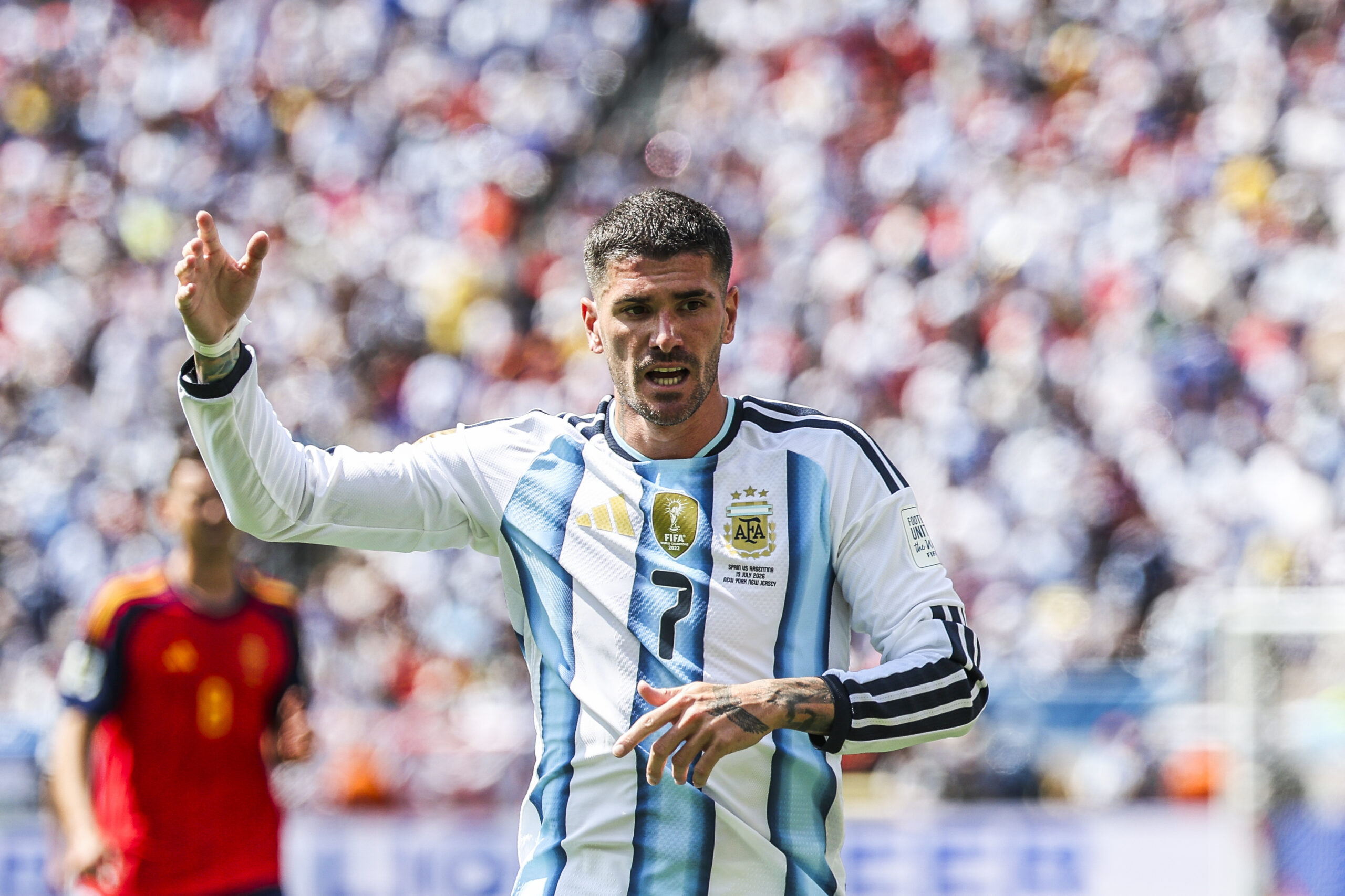 Enzo Fernandez et le milieu international argentin Rodrigo De Paul s'agace après la défaite de l'Argentine en finale de la Coupe du monde face à l'Espagne : De Paul : «Notre façon d'être les agace»