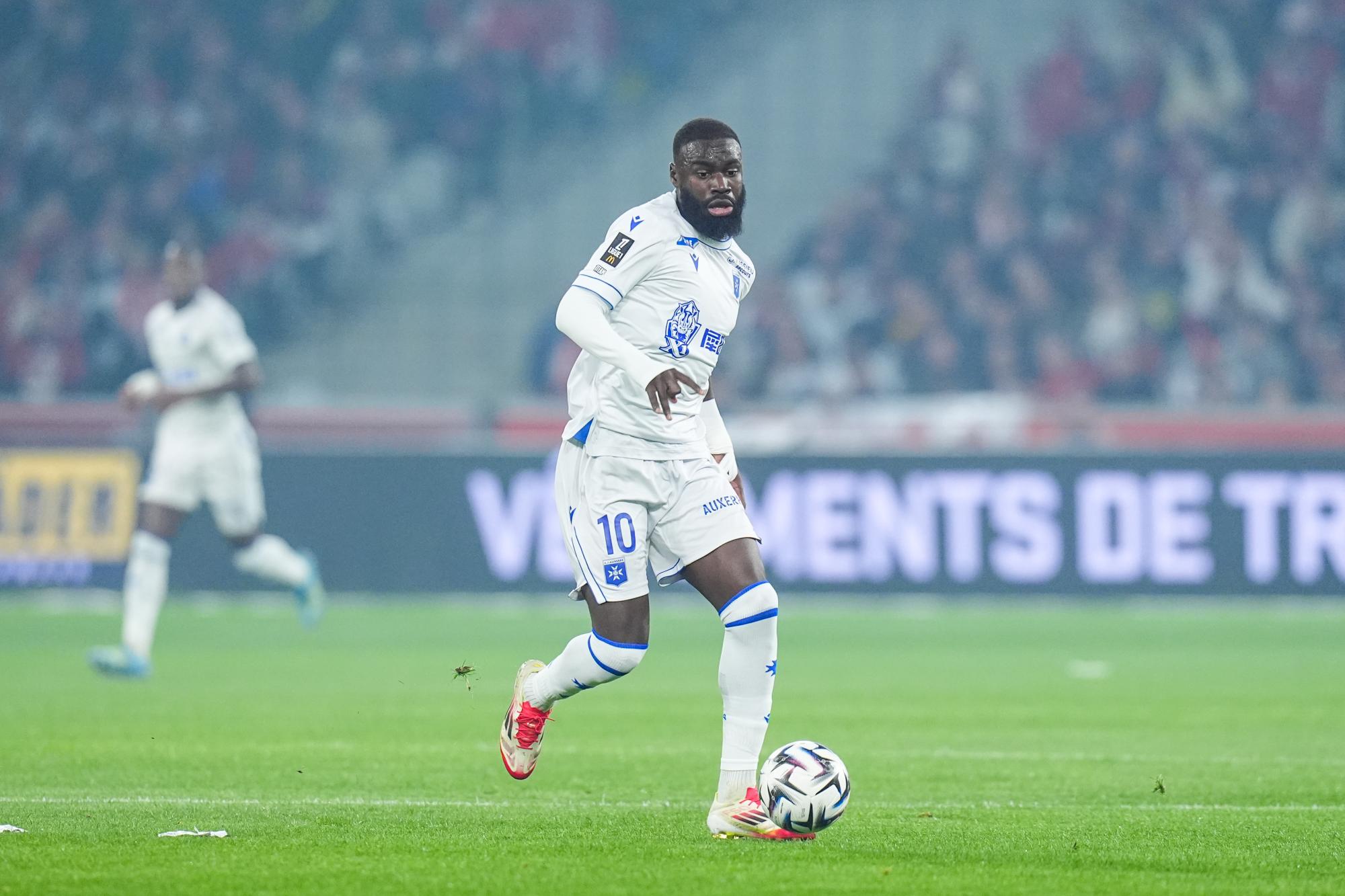 Lassine Sinayoko signe dans son nouveau club après un bras de fer avec l'AJA