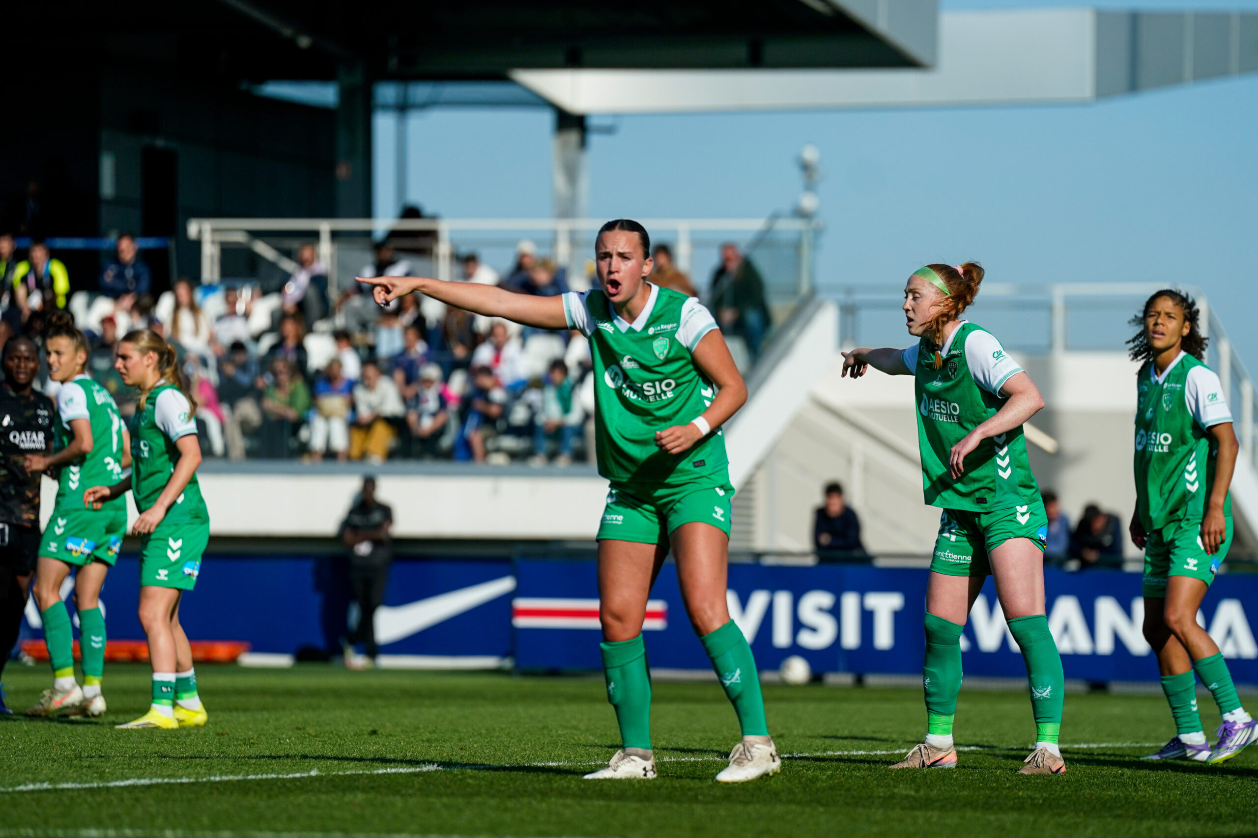 Nice, Cannes, Lille, Auxerre, Grenoble, Metz, Roubaix, Thonon-Évian, Le Mans, Saint-Étienne et Bourges : la Seconde Ligue deuxième division des femmes