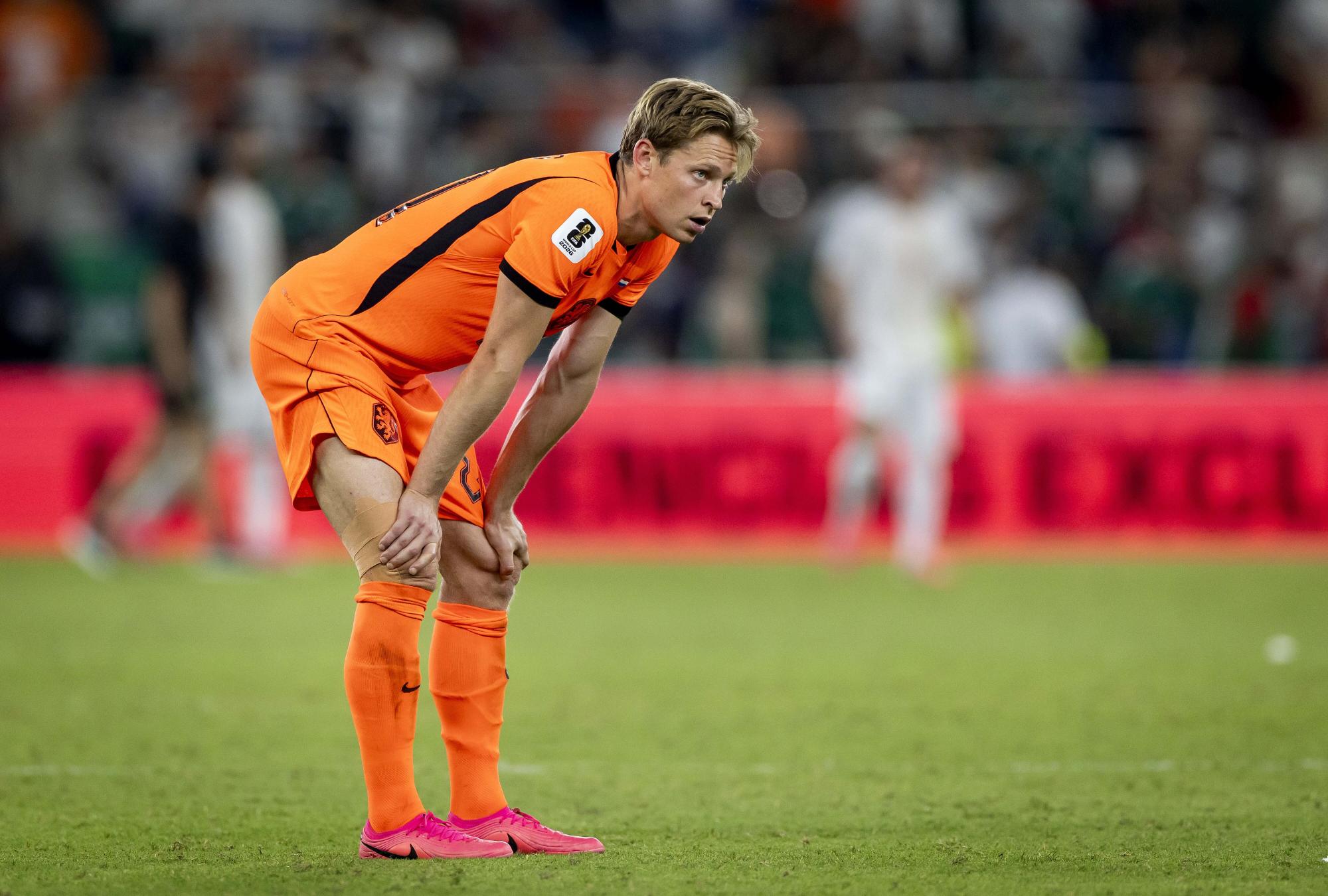 Pays-Bas - Frenkie de Jong, victime d'une déchirure du ligament interne du genou droit, pointe du doigt le staff médical