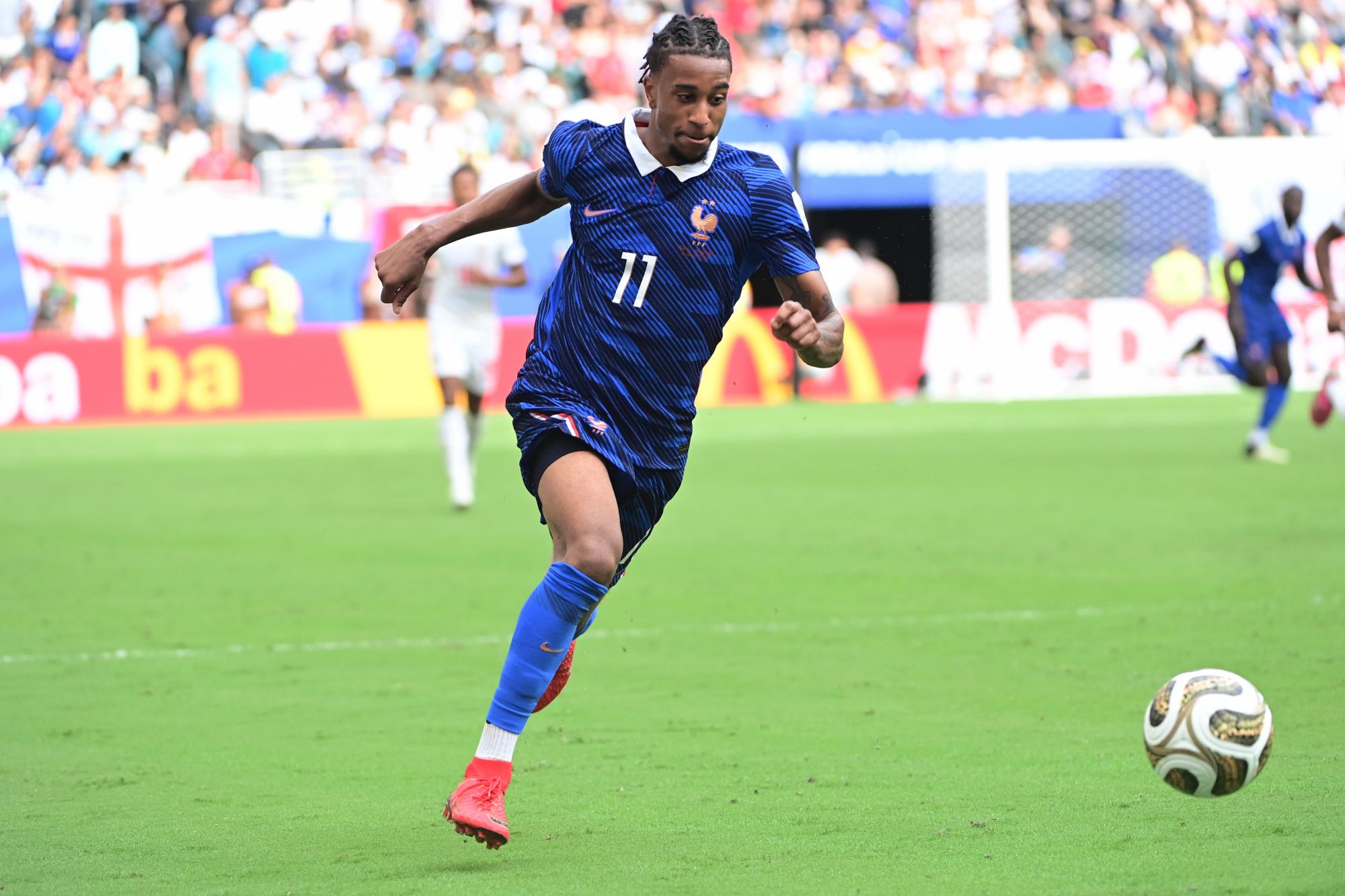 Équipe de France : Michael Olise aperçu en train de jouer au football en chaussettes avec des inconnus à New York