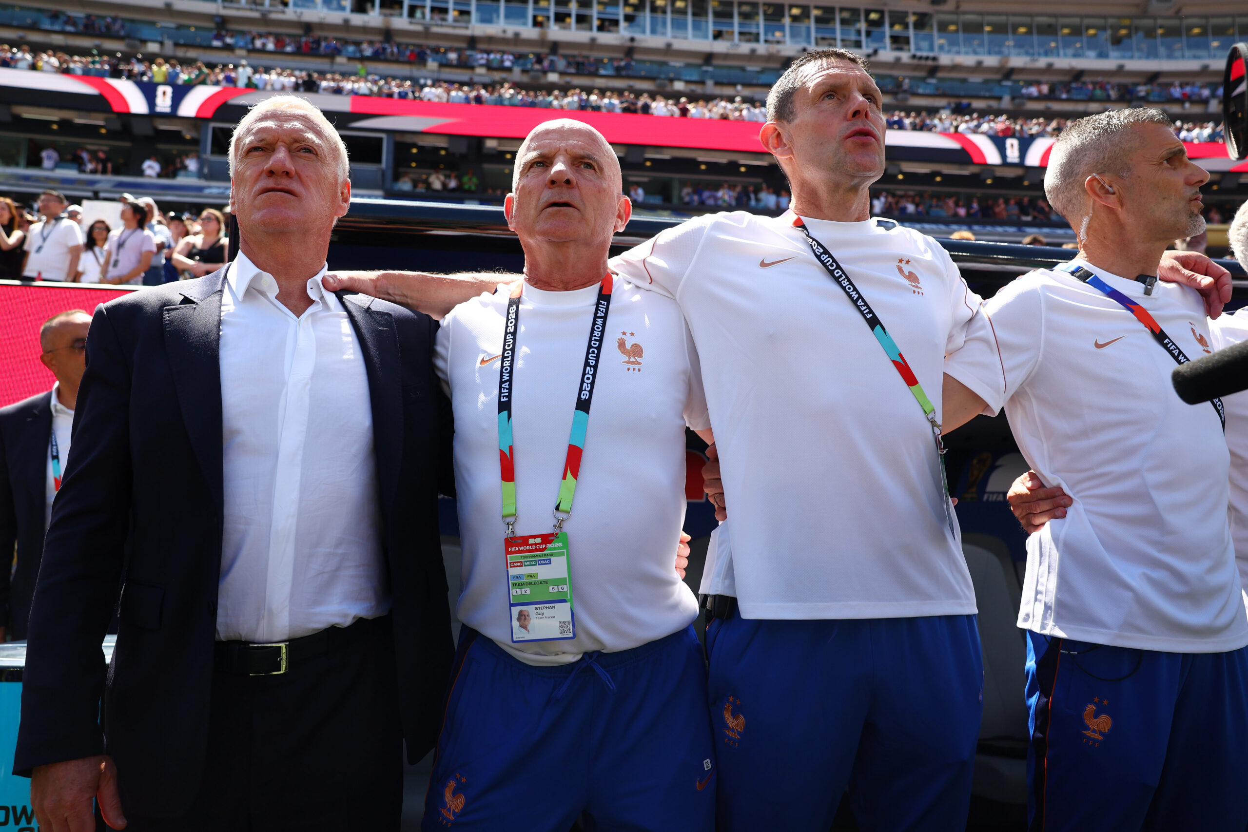 La lettre d'adieux du staff de Didier Deschamps au sélectionneur de l'équipe de France, avec des calamars et des glaces