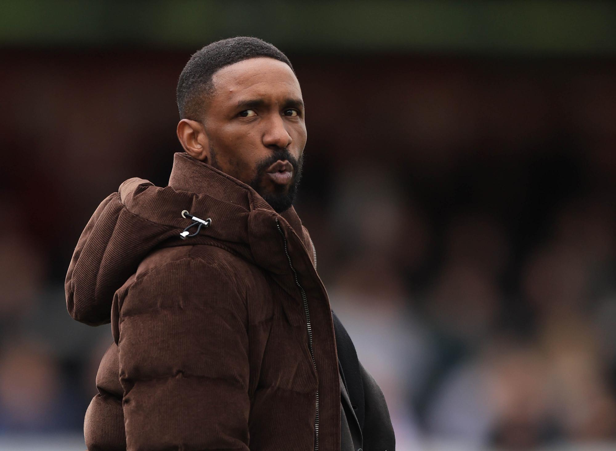 Angleterre : Le Woking FC se justifie après le licenciement de Jermain Defoe
