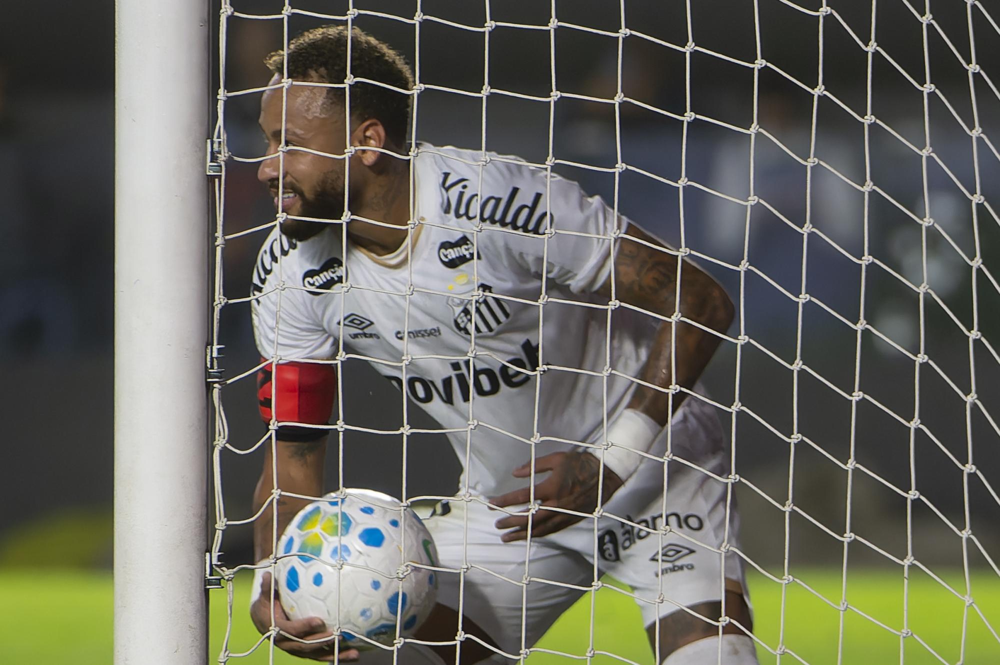 Auteur d'un doublé avec Santos, Neymar trolle ses détracteurs avec une célébration poker