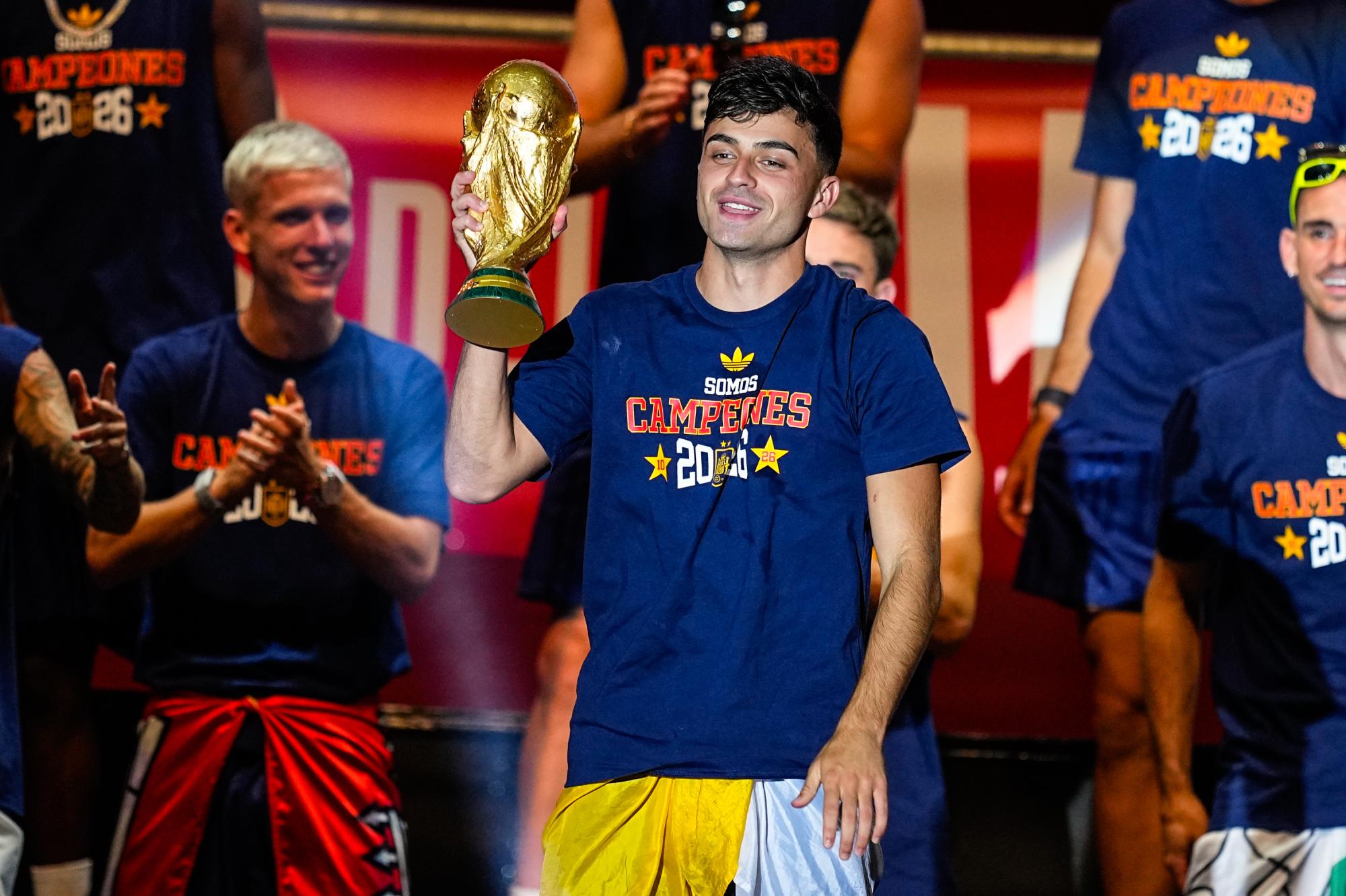 Champion du monde avec l'Espagne, le joueur du FC Barcelone Pedri s'essaye au football traditionnel en Chine