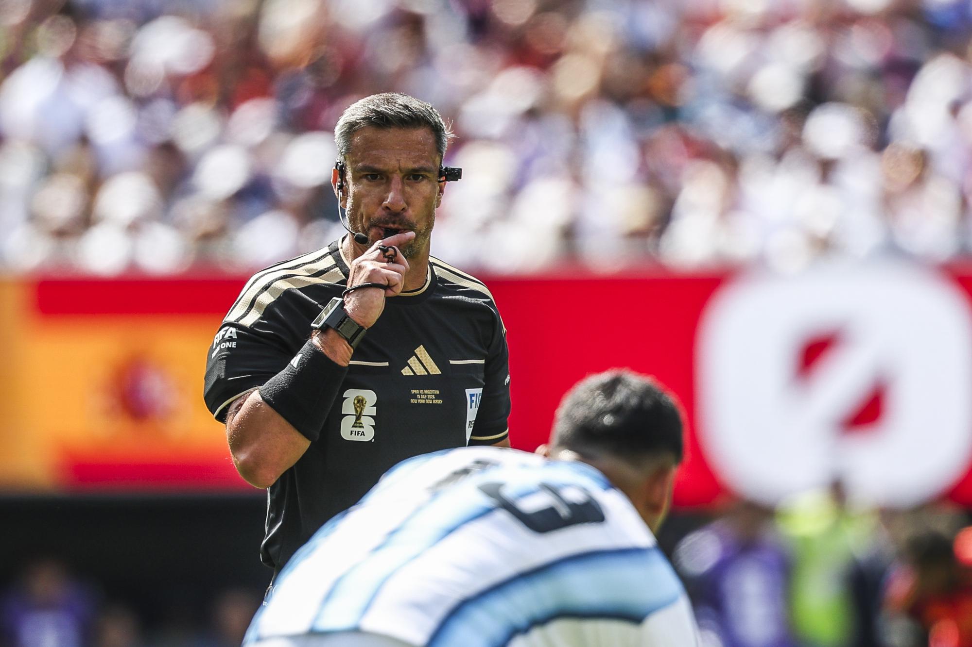 L'arbitre de la finale entre l'Espagne et l'Argentine range définitivement ses cartons